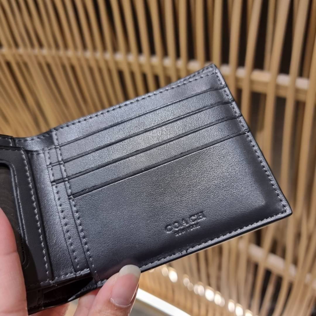 COACH DOUBLE BILLFOLD WALLET IN SIGNATURE CANVAS WITH WOLF MOTIF F31522 WITH GRAFFITI F37333 น้องชายสุดหล่อมาแล้ววว!! 😎 กระเป๋าสตางค์ใบสั้น เอาใจหนุ่มๆ ดีไซน์รูปหมาป่า สุดเท่ ด้านในกระเป๋าเป็นหนังแท้ มีช่องใส่บัตรเยอะ ใส่ธนบัตรได้ทุกชนิด และมี kee