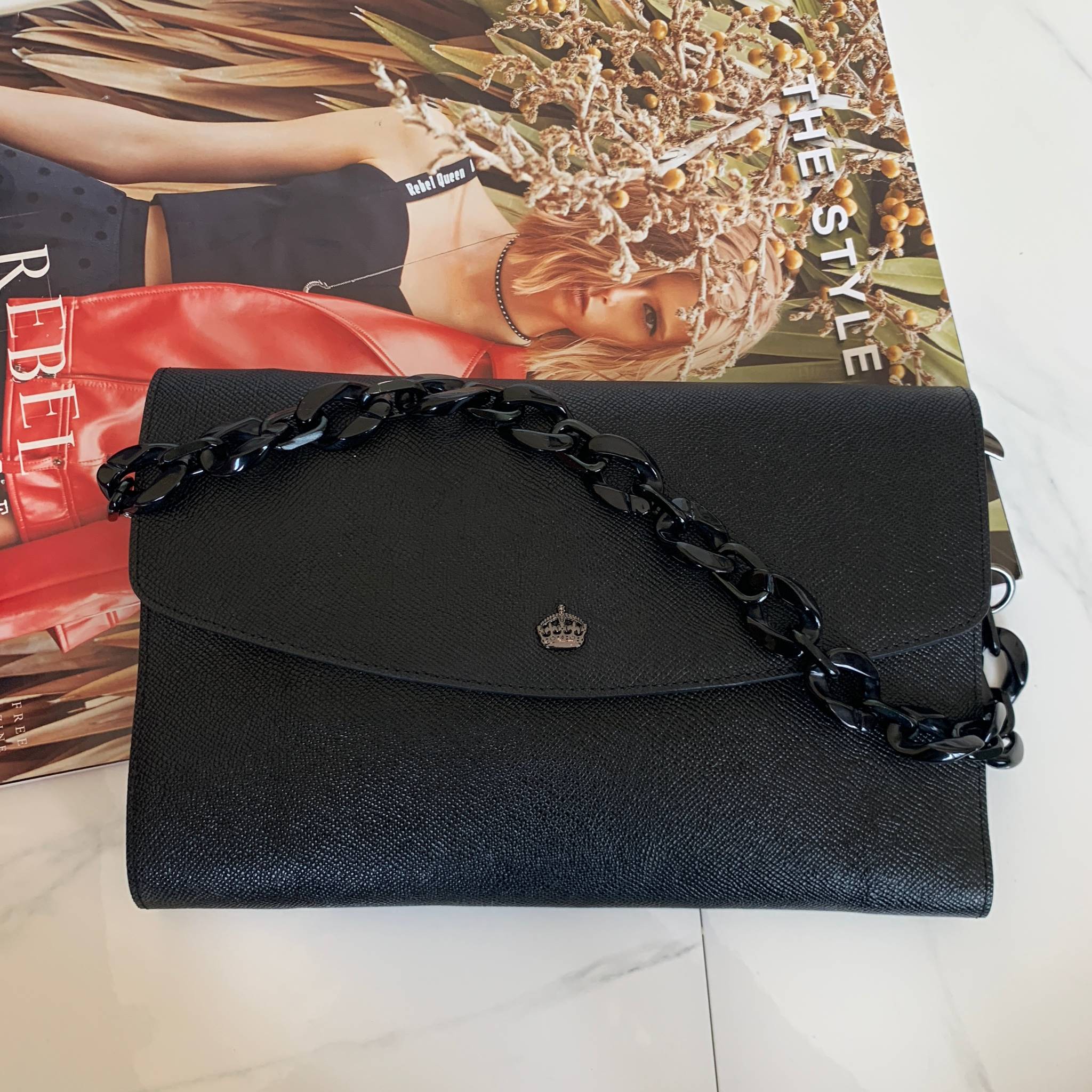 คลัชมาใหม่ สัปดาห์นี้ค่า ‘ Stair ‘ Clutch bag ✔️รอบนี้เข้าเพิ่มอีก 5 ลายเลยน๊า หลังจากปล่อยคอลเลคชั่นแรกออกไปแล้วได้รับความนิยมมากๆ รอบนี้จัดเฉดสีกลางๆ ให้แมทช์ง่ายกับชุดด้วยค่า **หนังวัวแท้ค่า