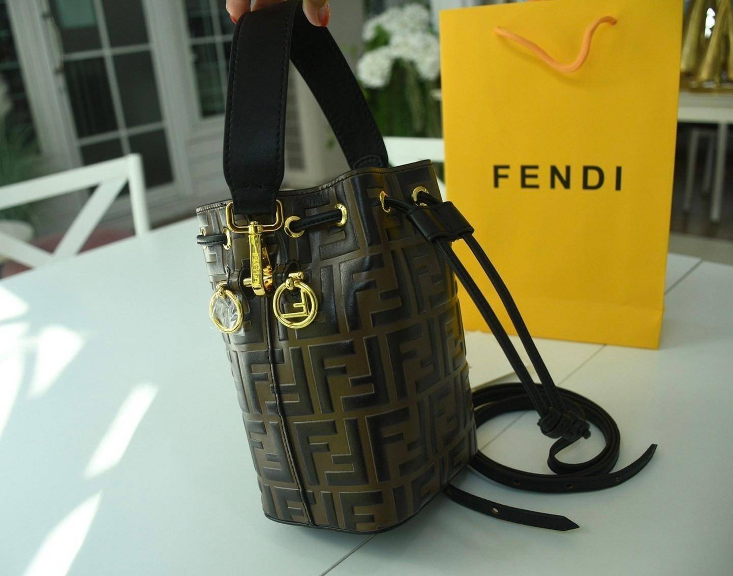 Fendi MonTresor mini Bucket Bag กระเป๋าถือหรือสะพายข้าง วัสดุหนังแท้หนังแข็ง ทรงขนมจีบ ลายแบรนด์ อะไหล่ทองหรูหรา จุของได้เยอะ น้ำหนักเบา ตั้งอยู่ทรง ด้านในโล่ง มี2สาย สายสั้น+ยาว ถอดสายได้ Crossbody ได้ สายยาวปรับระดับได้ คุ้มสุดๆ ใบนี้ไม่ควรพลาดค่ะ ดาราเ