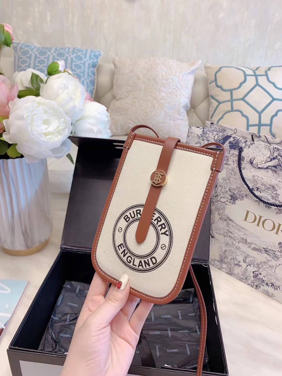 BURBERRY FRAGRANCES CROSSBODY BAG / BURBERRY PHONE BAG งานผ้าแคนวาสอย่างดีตัดขอบหนัง มีช่องใส่บัตรด้านหลัง น่ารักตะมุตะมิ ใส่บัตรใส่ของจุกจิกใส่โทรศัพท์ได้ น่ารักไปอีกจ้า วัสดุ Canvas & Leather สวยหรูอยู่ทรงมีโลโก้แบรนด์ด้านหน้า มีสายคาดประดับแบรนด์ ด้านห