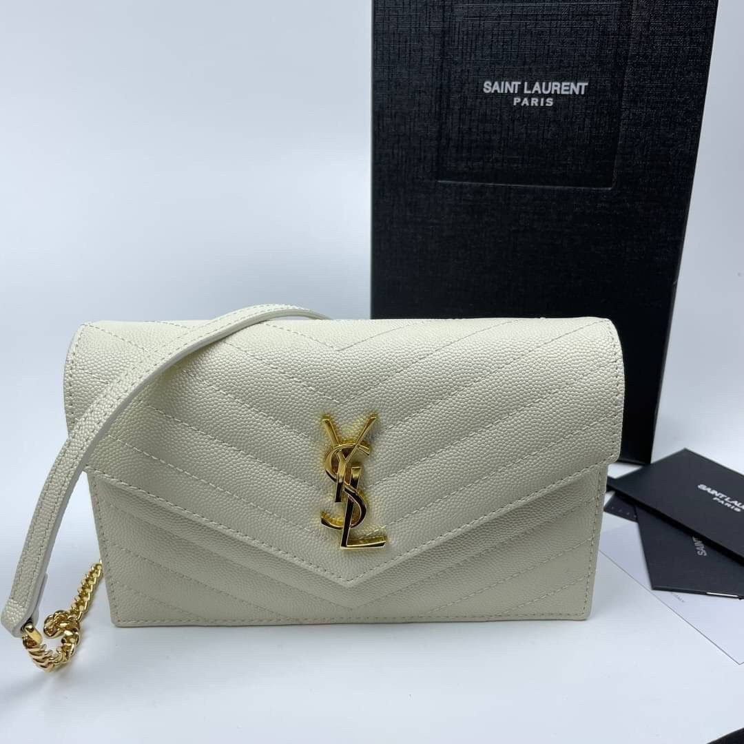 หนังแท้ YSL Yves Saint Laurent Envelope WOC 7.5” รุ่นฮอตปรอทแตก ทรงฐานตั้งได้ เป็นการดีไซน์กึ่งกระเป๋าสตางค์ ที่มาพร้อมสายสะพายยาว (เป็นสายโซ่ที่ต่อกับหนัง) สายถอดได้ (ปรับระดับไม่ได้) ถือเป็นคลัชก็สวยมากเลยค่ะ เป็นอีกหนึ่งรุ่นที่ให้ความรู้สึกเรียบแต่โก้ห