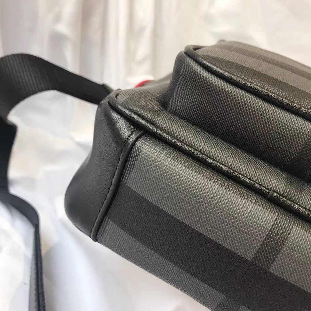 พรีเมี่ยมกิ๊ฟแท้ 100% 】BURBERRY Iconic British Luxury Brand shoulder bag in vintage VIP GIFT WITH PURCHASE (GWP) วัสดุหนังแท้ กระเป๋าสะพายผู้ชายสีดำสุดคลาสสิค