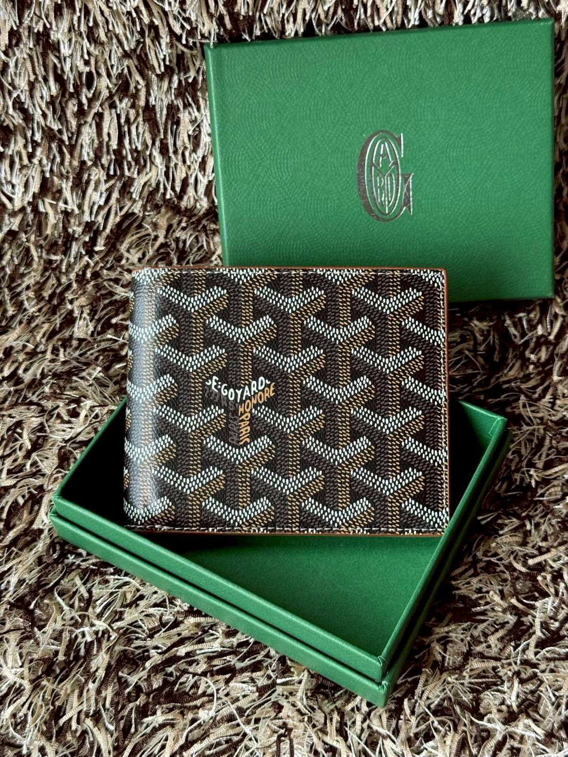 ORI หนังแท้ | Goyard Victoire Wallet กระเป๋าสตางค์ Victoire ขนาดกะทัดรัดและเหมาะสําหรับการจัดสำหรับการ์ดและธนบัตร ลวดลายสุดคลาสสิคของกระเป๋าเป็นเอกลักษณ์ที่ทุกคนจดจำได้