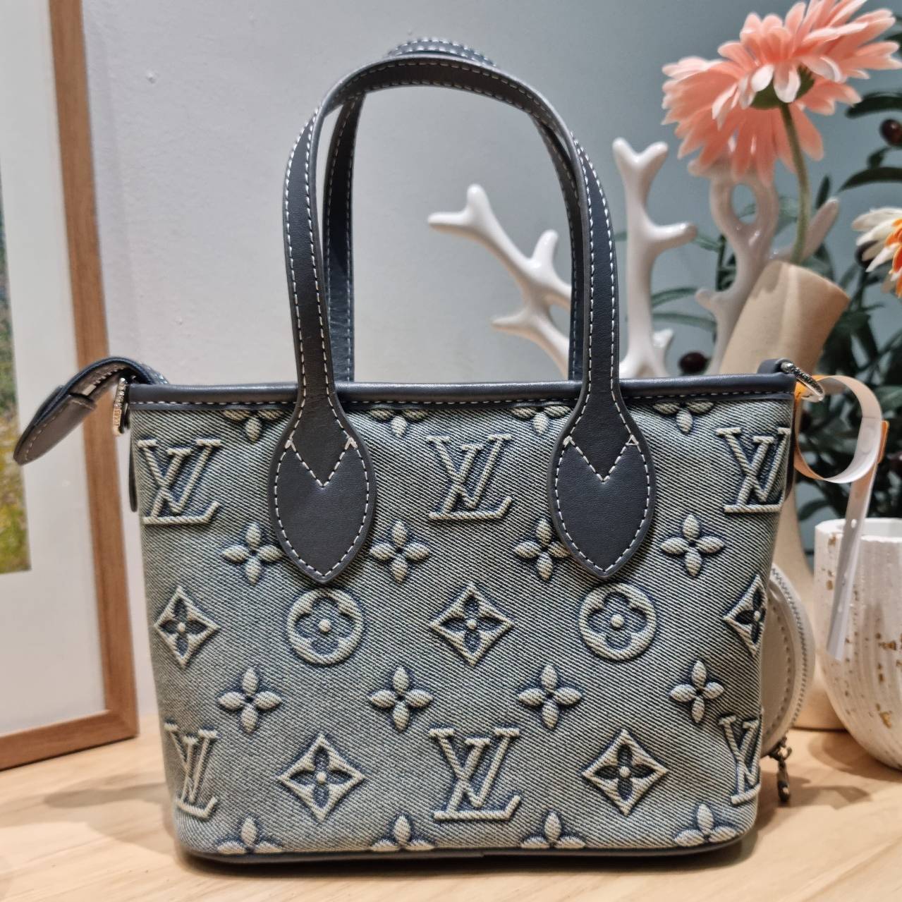 LV neverfull washed denim monogram mini bag ดีไซน์ใหม่ล่าสุดก่อนใคร กระเป๋าทรงโท้ทมินิไซส์ ที่ไม่ได้เล็กตามชื่อ มาในรูปแบบ washed denim สวยคลาสสิค ดูแพงสุดๆ
