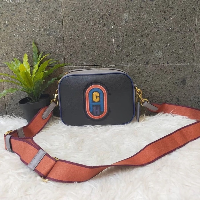 OUTLET 】COACH Camera Bag In Colorblock With Coach Patch (COACH F79278) 🍁หายากมากๆแล้วรุ่นนี้**จะถือ หรือสะพาย ได้ตามใจสั่ง //วัสดุหนังแท้เต็มใบ คุณภาพหนังดีมากๆ ปักโลโกตัวC ด้านหน้า ดูดีแบบไม่ซ้ำใคร //มาพร้อมสายสะพาย 2 สาย >>สายหนัง และสายสป
