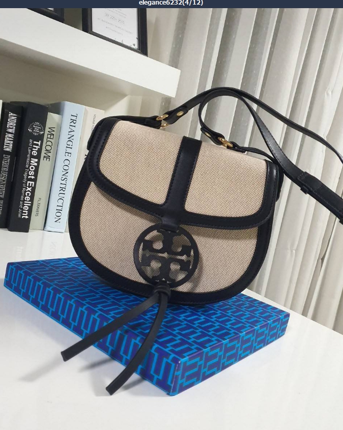 ของแท้ 💯% TORY BURCH CROSSBODY กระเป๋าสะพายข้าง ไซส์กำลังน่ารัก วัสดุทำจากผ้าCanvas ผสมหนัง ฝาพับเปิดปิดด้วยกระดุมแม่เหล็ก มีช่องใหญ่ เพิ่มช่องซิปยาว ใส่โทรศัพท์ สมุดบัญชีได้