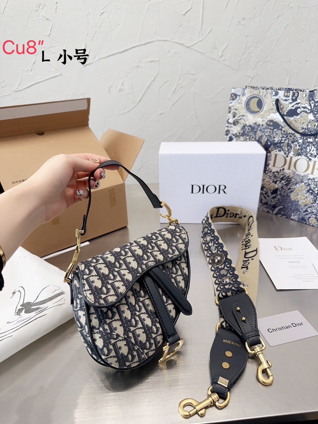 DIOR Saddle Bag with Strap 10" **รอบราคาพิเศษ** มาพร้อมสายครอสบอดี้สุดคุ้ม ไม่ได้รอบนี้คือพลาดน้า (ปกติสายยาวขายแยกนะคะ) กระเป๋ารุ่นยอดนิยม งานผ้าแจ็คการ์ดลาย Oblique ลูกเล่นห้อยด้วยตัวอักษร D ตรงหูหิ้วมีกิมมิค CD สีทอง