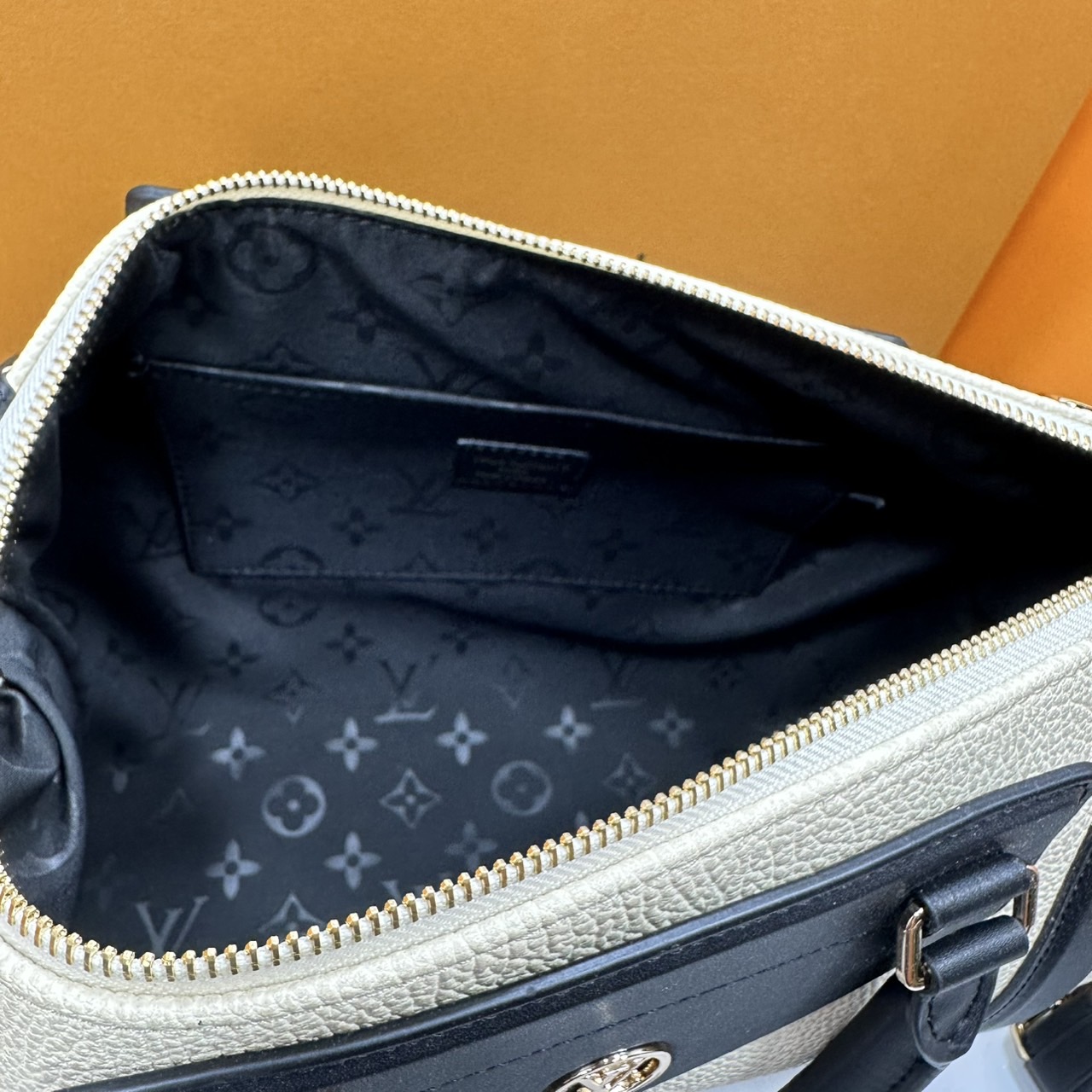 ORI หนังแท้ | LV Biker PM bag กระเป๋าสะพาย ใหม่ล่าสุดเปิดตัวโดดเด่นใน Spring -Summer 2025 ได้แรงบันดาลใจมาจากเสื้อแจ็คเก็ตไบเกอร์สุดไอคอนิก โทนสีคลาสสิกเหนือกาลเวลาไอเท็มหลักเปี่ยมสไตล์ประจำฤดูกาลนี้และในอนาคต