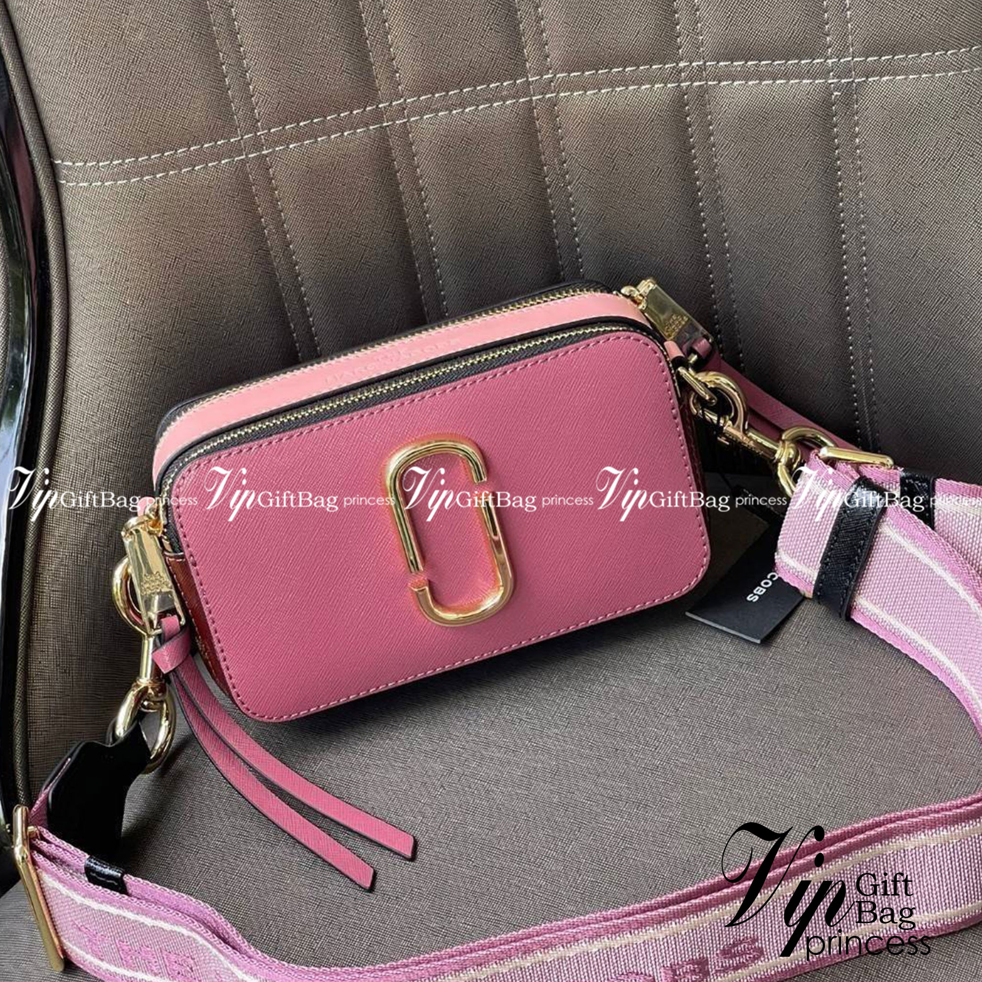 Marc Jacobs Snapshot Bag กระเป๋าแบรนด์ดังจากสัญชาติอเมริกัน นับได้ว่ารุ่นนี้เป็นรุ่นทรงฮิตเลยทีเดียว โดยด้านหน้ากระเป๋าจะเป็นโลโก้แบบโลหะที่เป็นสัญลักษณ์ของแบรนด์นี้ มาพร้อมสายสะพายที่จะสะพายยังไงก็ดูโดดเด่น เพราะขนาดใหญ่ที่สกรีนตัวอักษรโลโก้ ในรูปแบบต่าง