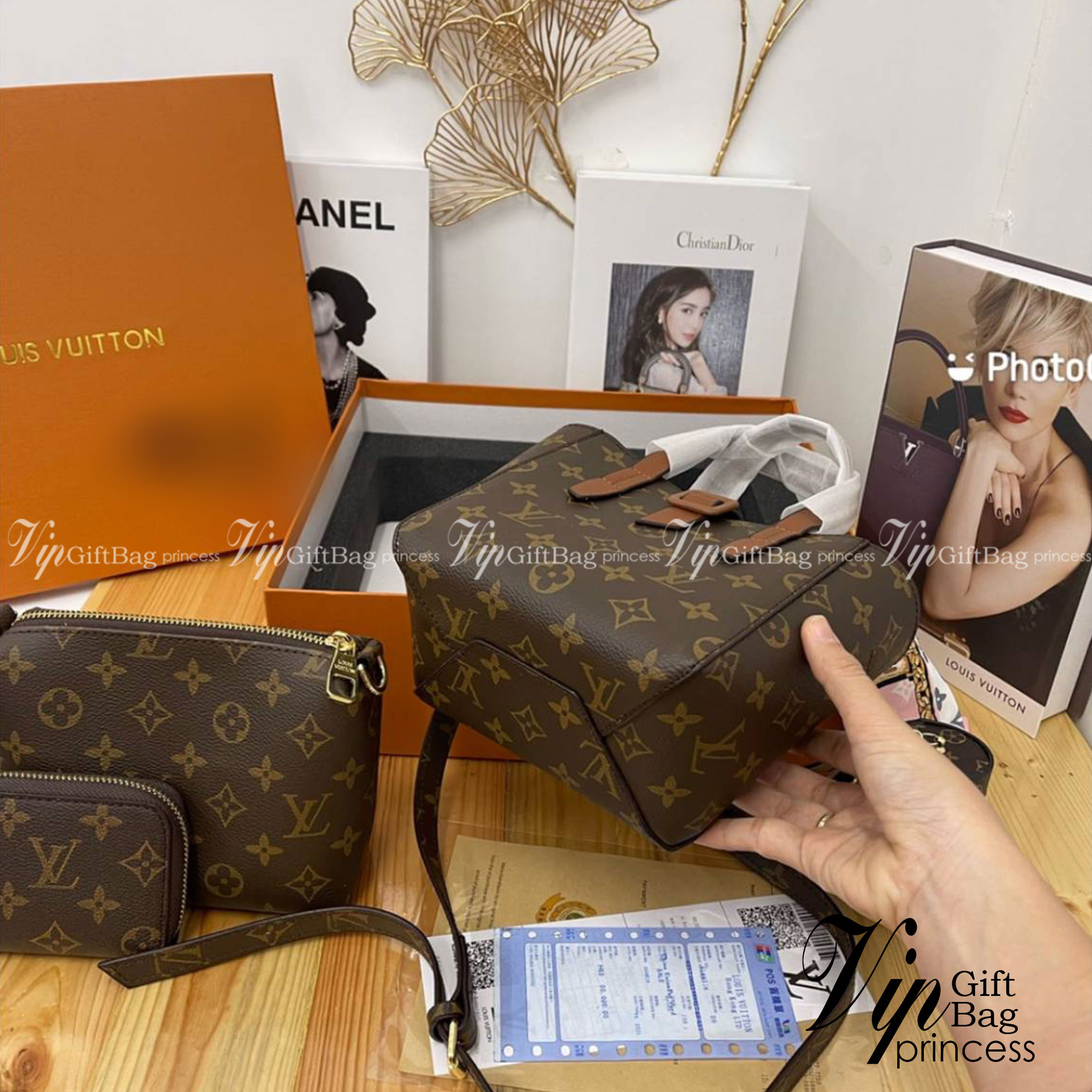 LV MINI TOTE BAG box set 5 in 1 จัดเลยค่า ชุดกระเป๋าเซ็ท4ใบ จัดเป็นพร้อมกล่องผ้าพันสวยหรูให้เป็นของขวัญคนรับถูกใจแน่นอนจ้า ทรงสวยใช้งานง่าย มีราคาดีมากค่า ขนาดกำลังดีเลยค่า ถือก็หรู สะพายก็เริสค่า box set ชวนสะสม