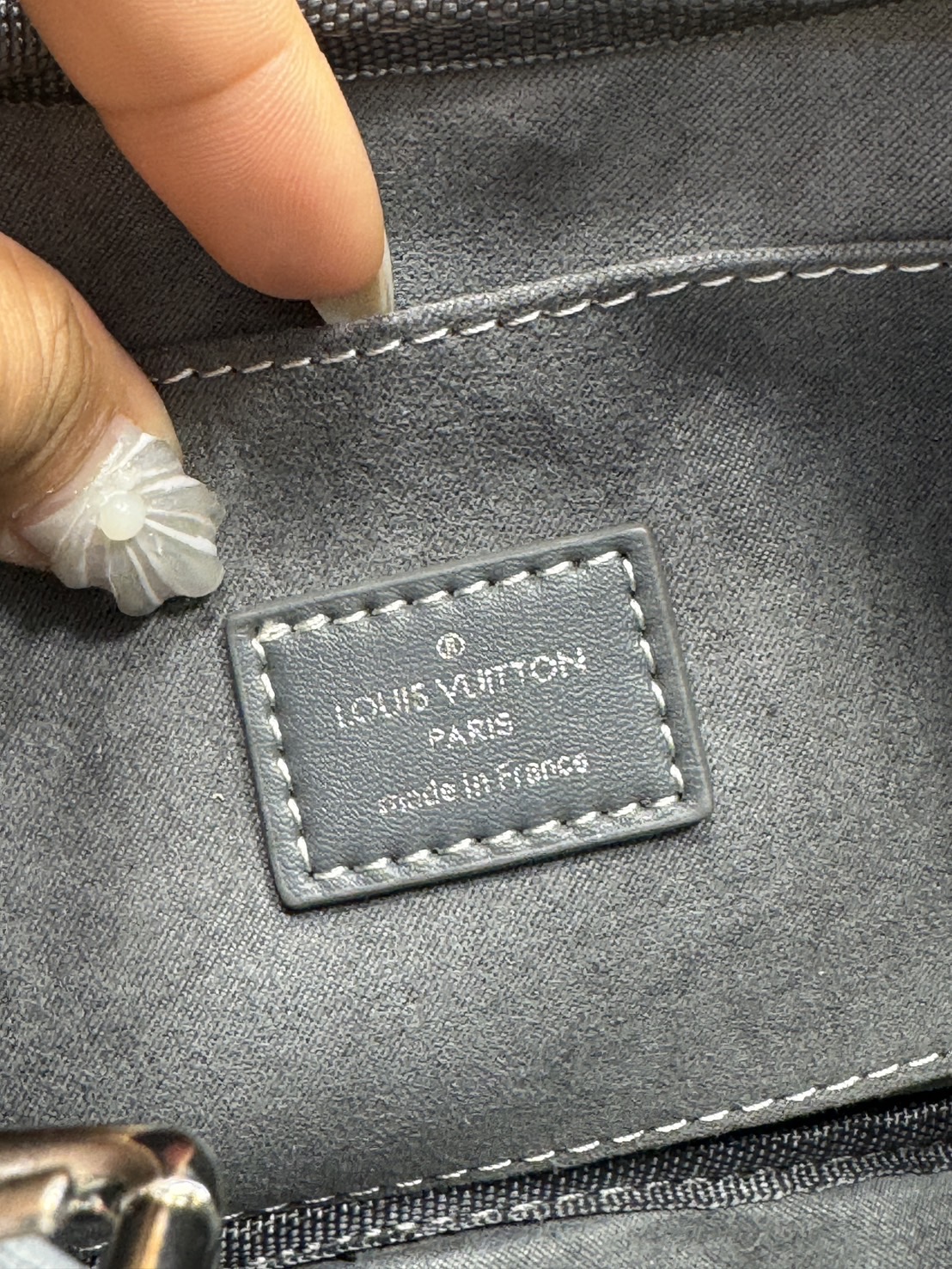 LV Croissant MM Monogram Denim Bag กระเป๋าทรงครัวซองต์ เดนิมสไตล์วินเทจ ปั้มนูนโลโก้ลายโมโนแกรม สวยชิค ฉ่ำก่อนใคร ด้วยดีไซน์สุดเก๋แบบทำถึง เพิ่มดีเทลน่าใช้ด้วยใบลูก ที่แยกออกมาใช้ได้ ใส่เหรียญใส่ของจุกจิกได้ บอกเลยว่าสะพายไปไหนก็สวยโดดเด่นกว่าใคร