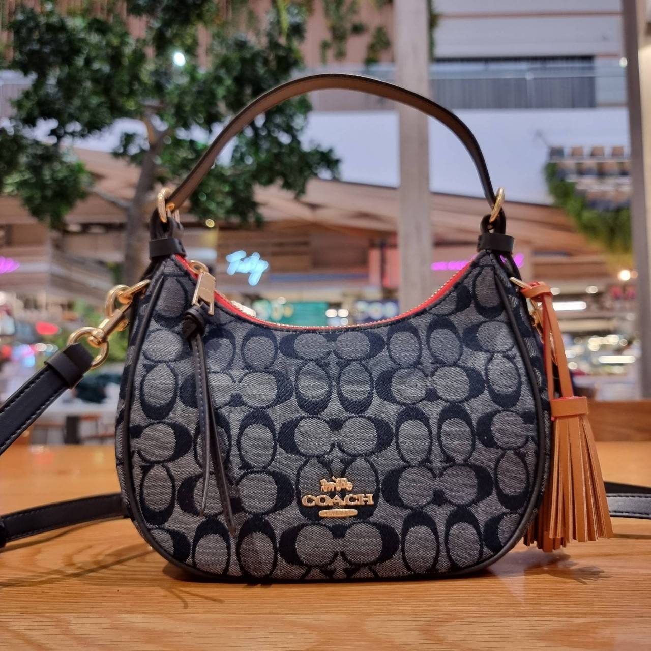 COACH C8163 KLEO HOBO IN SIGNATURE CHAMBRAY ใหม่ล่าสุด คอลเลคชั่นสุดคิ้วท์ ที่สาวๆต้องหลงรัก กระเป๋าสะพายทรงโฮโบ ที่ดีไซน์มาให้ปรับใช้งานได้หลากหลาย วัสดุผ้าแชมเบรย์ คมสวย รูดเปิด-ปิดด้วยซิป ภายในเป็นช่องโล่ง สายคล้องสามารถถอดออกใส่สายยาวสะพายข้างได้ หรือ