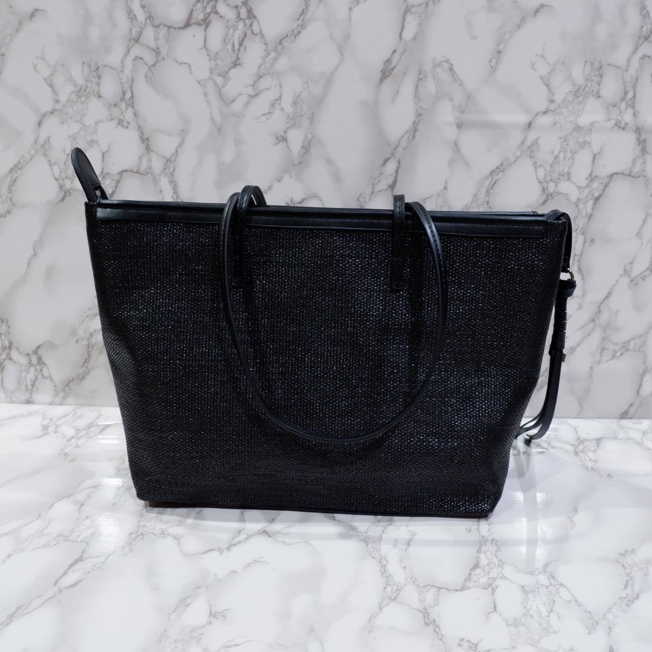 Charles & Keith Black Textured Tote Bag ฮอตฮิตตลอดกาลสำหรับรุ่นนี้ รุ่นยอดนิยม!! มากี่รอบกี่รอบก็ขายดี ใครไม่มีรุ่นนี้ติดตู้ไว้ถือว่าเชยมาก(!!) กระเป๋าสะพายทรง Shopping bag ใบใหญ่จุของได้ใจ น้ำหนักเบา โดดเด่นด้วย Textured วัสดุสานรอบใบ ตัดขอบหนัง สวยอยู่ท