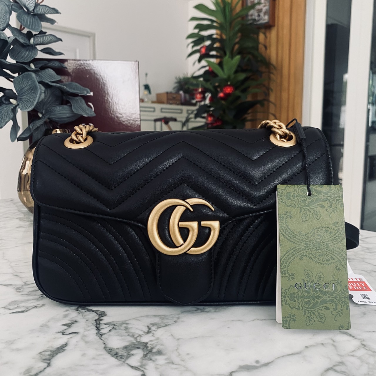 GUCCI GG Marmont Small Shoulder Bag กระเป๋าสะพายรุ่นคลาสสิค แต่งโลโก้สีทองโดดเด่น สวยหรูดูแพงขับผิว อัพลุคได้สบายๆ ด้านหลังดีไซน์รูปหัวใจ 🖤