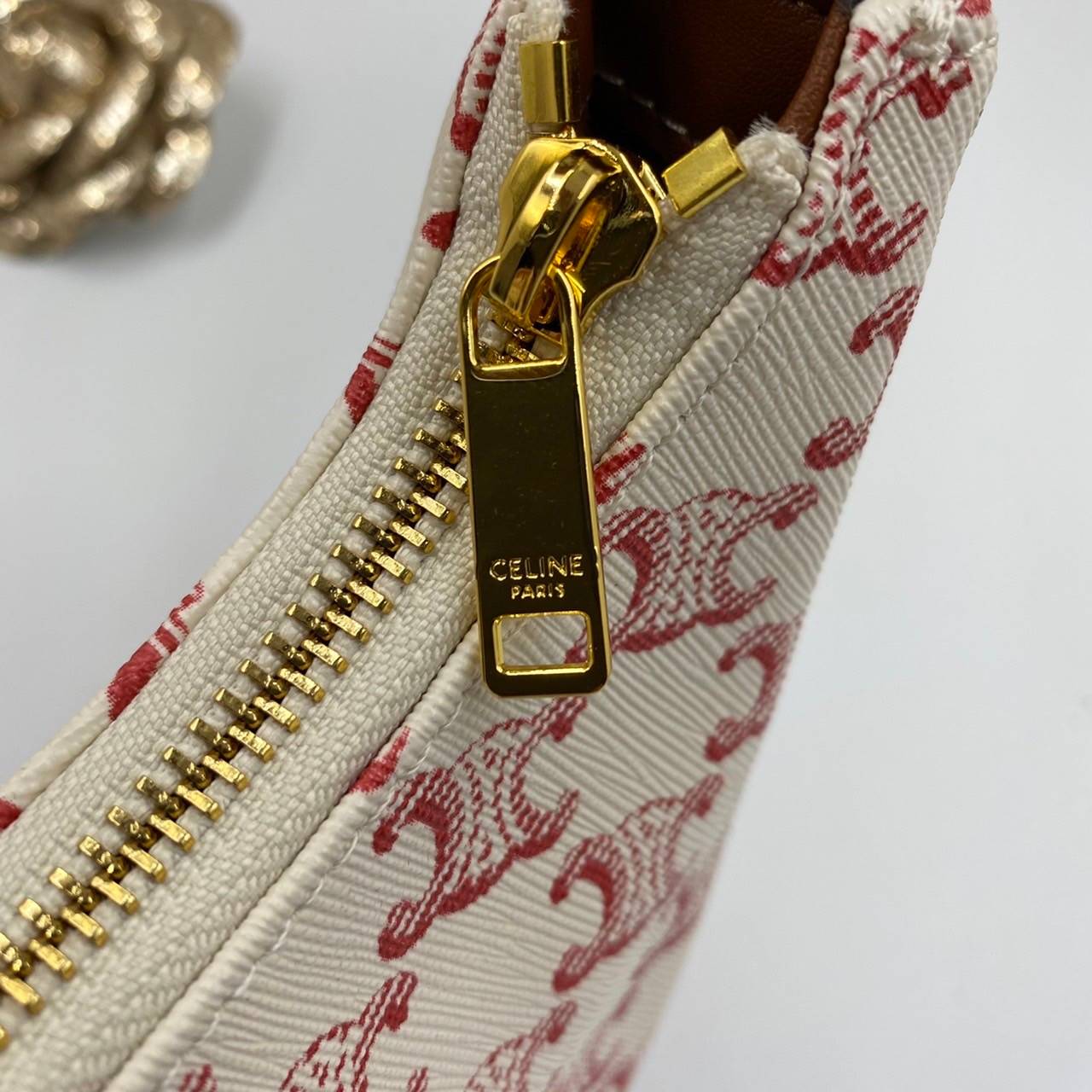 VIP GIFT 】หนังแท้ CELINE AVA BAG IN TRIOMPHE CANVAS AND CALFSKIN :RED กระเป๋าดีไซน์สวยหรูฮิตสุดในเกาหลี! หนังสวยอยู่ทรง เปิดปิดด้วยซิปแบรนด์สีทอง ภายในโล่งกว้างและจุสามารถใส่มือถือ กระเป๋าสตางค์ ของใช้ได้เยอะ สายสะพายหนังปรับได้อะไหล่ทองหรูมีโลโก้แบรนด์ ไ