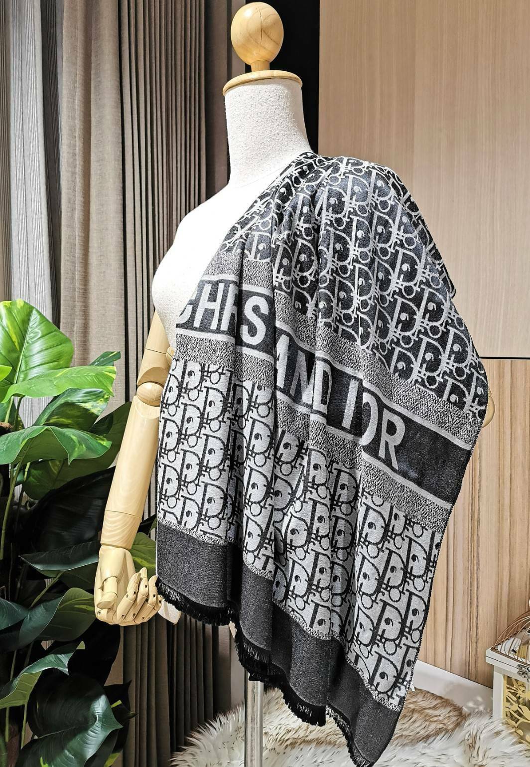 มาตามคำเรียกร้อง! พร้อมส่ง! CHRISTIAN DIOR LOGO MONOGRAM PRINTED SILK SCARF (LARGE) ผ้าพันคอผ้าคลุมไหล่ผืนใหญ่ลายโลโก้โมโนแกรมสวยหรูสุดคลาสสิค วัสดุผ้าไหมอย่างดี เนื้อนิ่ม ทิ้งตัว มีน้ำหนัก เนื้อผ้าดีมากๆๆค่ะไม่หนาจนเกินไปทำให้สามารถใช้ได้ในทุกสภาพอากาศ จ