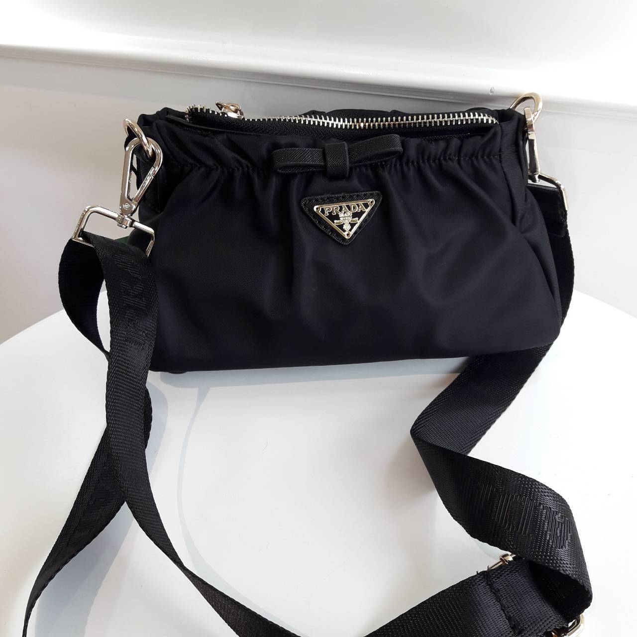 New arrival! **งานไซส์น่ารัก จากงานพรีเมี่ยมกิ้ฟ เคาเตอร์ต่างประเทศ Prada มีมาให้จับจองคะ รุ่นยอดฮิตที่สาวๆตามหากัน ภายนอกจับจีบปากกระเป๋า ดีมาก วัสดุผ้าNyonกันน้ำ เปิด/ปิดด้วยซิป สามารถคล้องมือเกร๋ๆ หรือจะถือเป็นครัชก็ไฮโซไปอี้ก ภายในเย็บติดป้ายหนังแบรนด