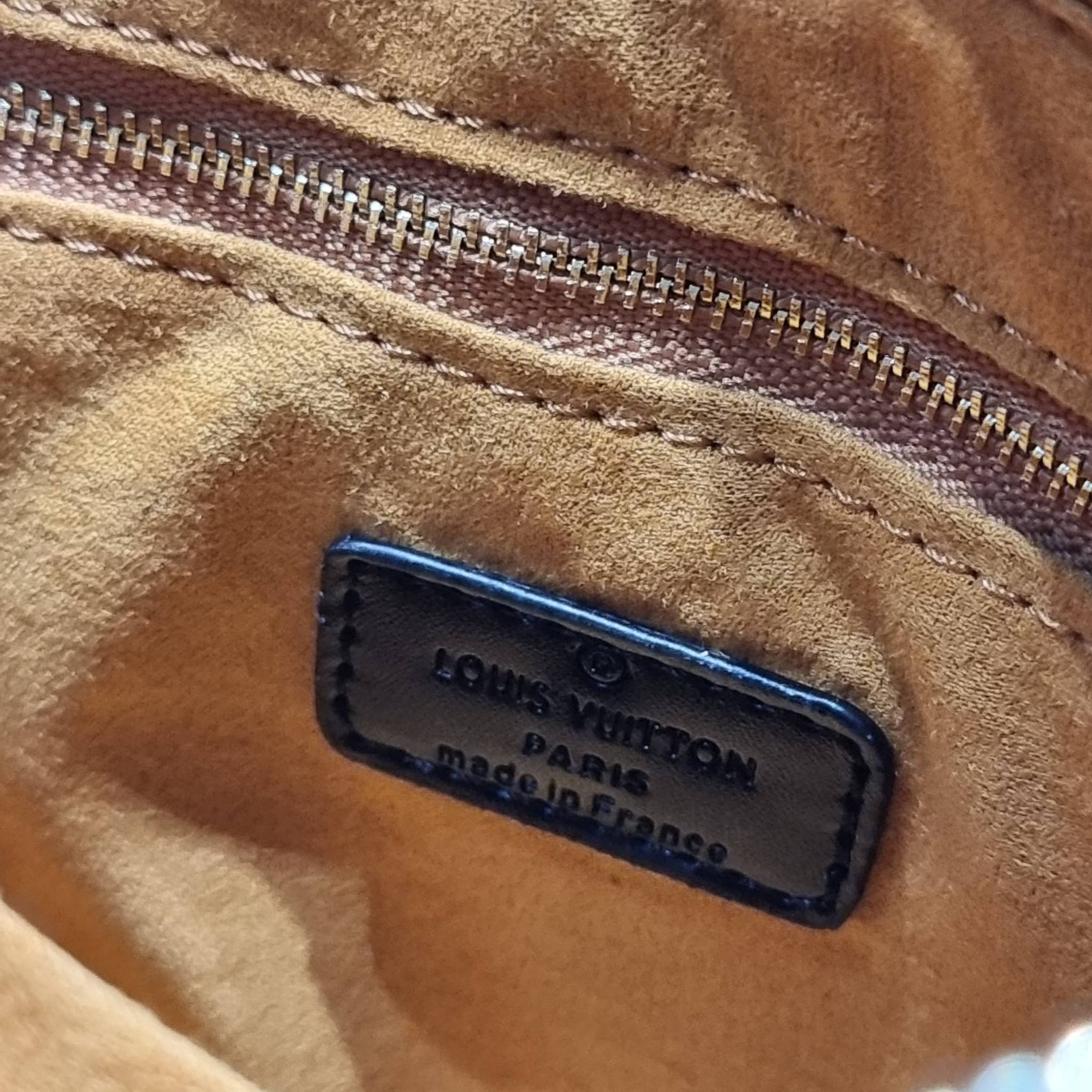 LV PETIT BUCKET BAG ไอเท็มเอ็กซ์คลูซีพจัดมาให้สาวๆโดยเฉพาะ!! กับกระเป๋าสะพายรุ่นลิมิเต็ดหายาก รูปทรงสวยงามสานเต็มใบ และยังโดดเด่นด้วยโลโก้