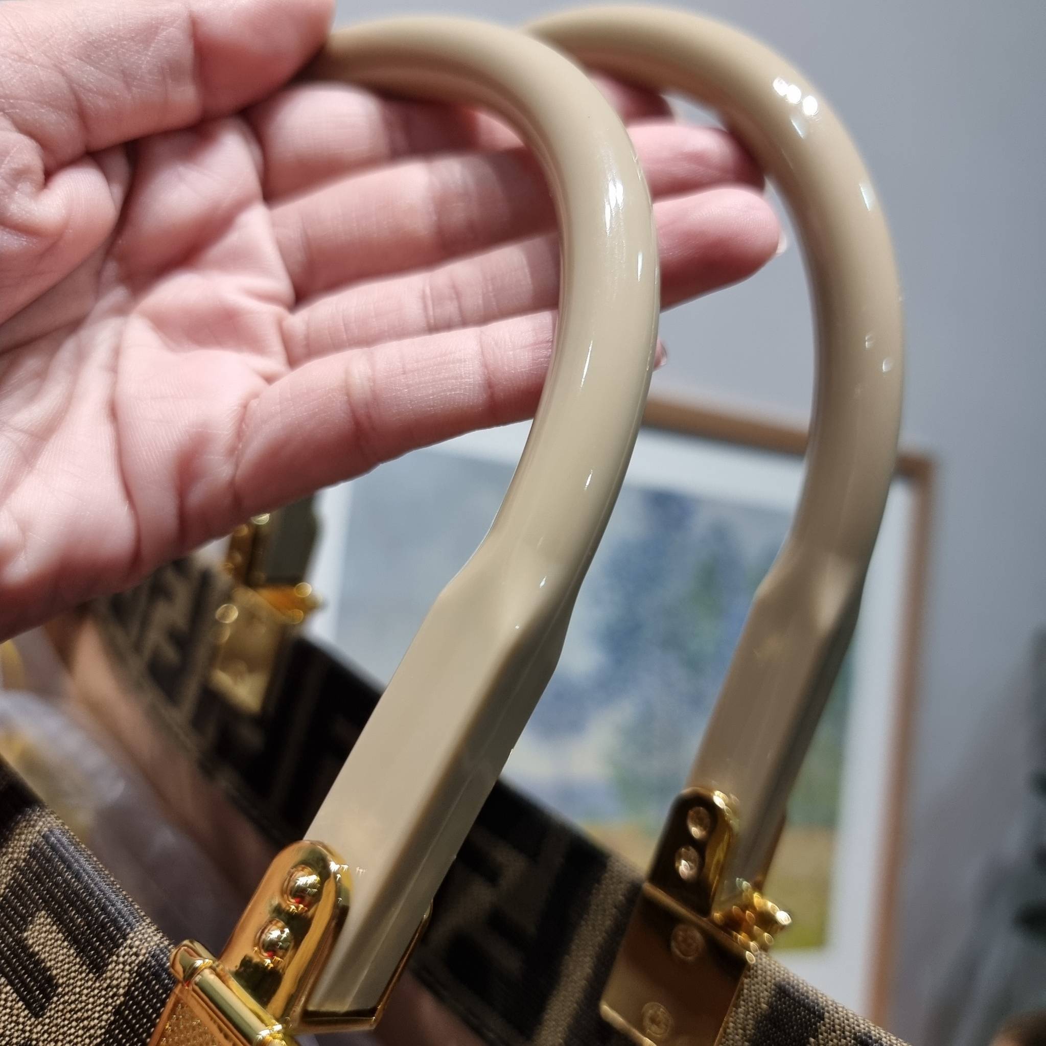 FENDI SHOPPING TOTE BAG / FENDI TOTE BAG กระเป๋าถือ/สะพายไหล่ ทรงสวย หรู ดูโดดเด่น ดีไซน์ทันสมัย วัสดุผ้าท็อปแคนวาสปั๊มลายแบรนด์รอบใบ ภายในโล่งกว้างมาก มาพร้อมหูจับในตัวและสายสะพายไหล่ ใช้งานได้ 2IN1