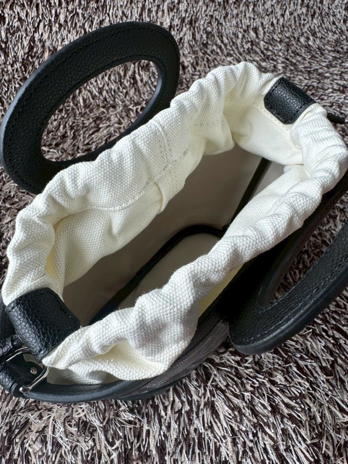 Goyard Beluga Mini Bag กระเป๋าสะพายทรงบัคเก็ต หูจับในตัว ภายในเป็นเชือกรูด น่ารักเกินต้าน เหมาะมากกับสาวๆสายแต่งตัวน่ารัก ขนาดกำลังพอดีไม่เล็กไม่ใหญ่เกินไป ควรมีมากค่า