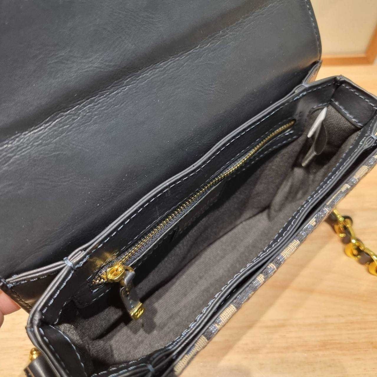 CD SIGNATURE BAG WITH STRAP กระเป๋าสะพายซิกเนเจอร์ ไอเท็มมาแรง ที่สวยแซ่บไม่มีไม่ได้เลย เกรดออริ 1:1