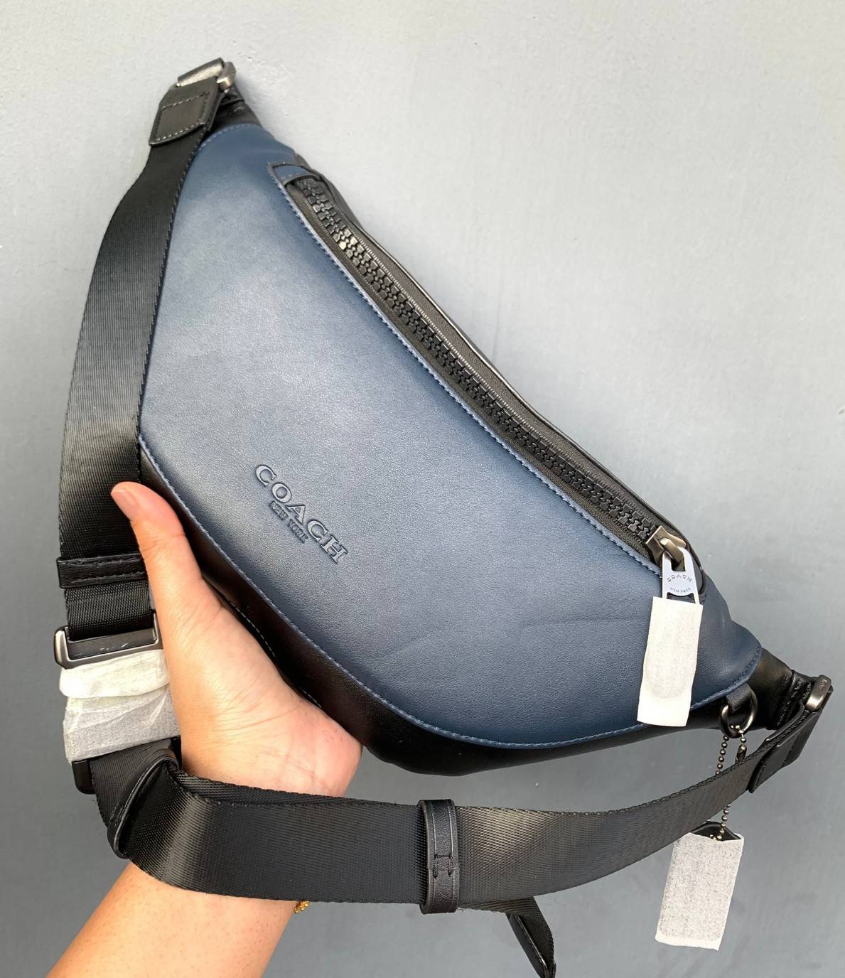 หนุ่มหล่อ//สาวหล่อ ทางนี้จ้าา สวยไม่แพ้คาดอกรุ่นอื่นๆเลยค่าา! COACH WARREN BELT BAG ใบใหญ่คะ! ((79149)) พร้อมส่ง นานๆทีจะมีสีนี้เข้ามาค่ะ! กระเป๋าคาดอกด้านหน้า//คาดไปทางด้านหลัง//หรือคาดเอวได้ ตามแต่ความถนัดได้เลยนะคะ หนังแท้ นิ่มสวย มีช่องซิปหลักให้2ช่อง