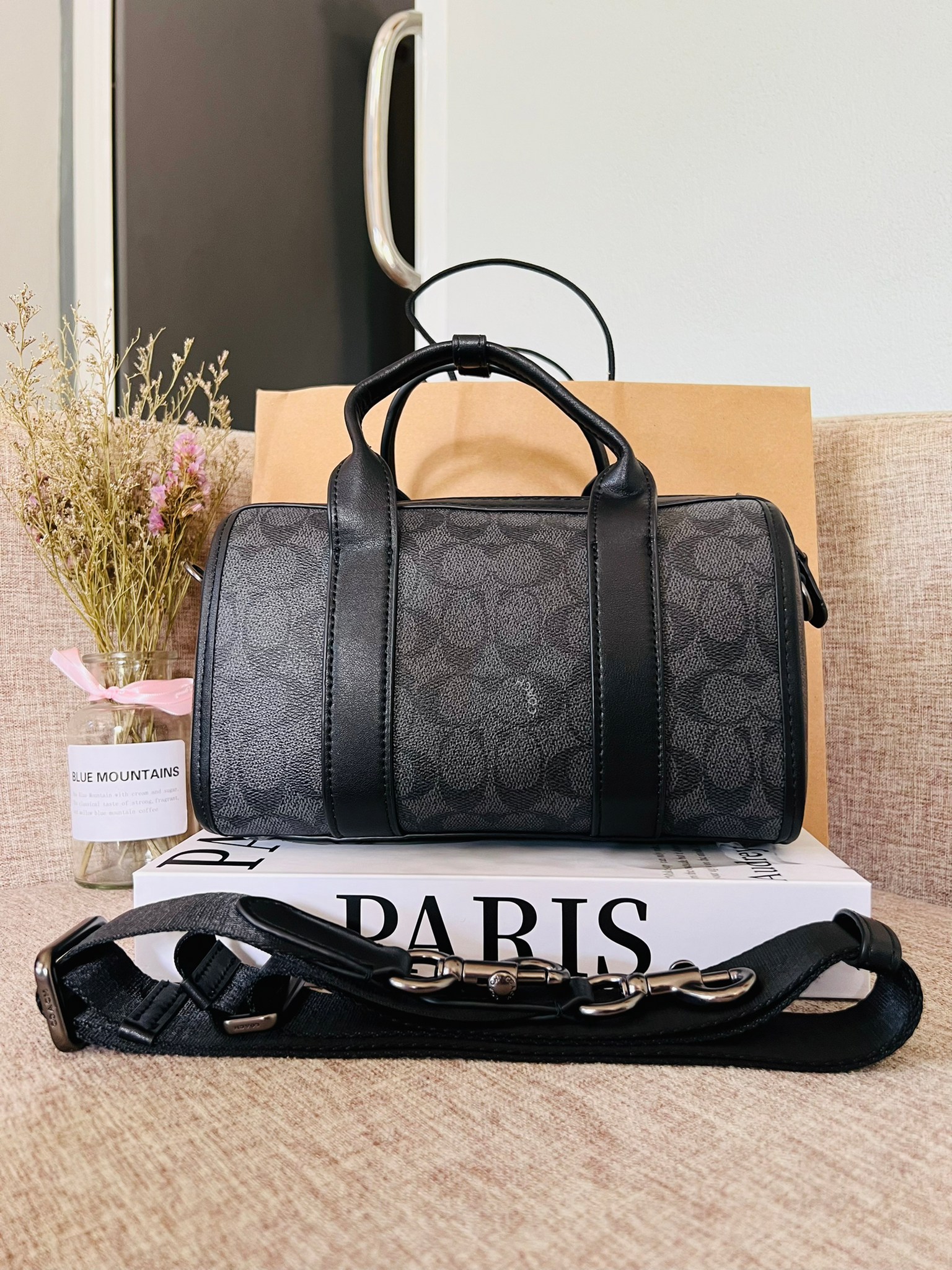 COACH GOTHAM DUFFLE 24 IN SIGNATURE CANVAS CA186 กระเป๋าทรงหมอนรุ่นใหม่สุด 2022 รุ่นนี้สามารถใช้ได้ทั้งชายหญิง หนังแท้อย่างดี นิ่มทรงสวย มากๆค่ะ เปิด-ปิดกระเป๋าแบบซิปคู่ด้านบนมีกระดุมรวบหูหิ้วให้ด้วยนะคะ ภายในกระเป๋าสามารถใส่สัมภาระที่จำเป็นในชีวิตประจำวั