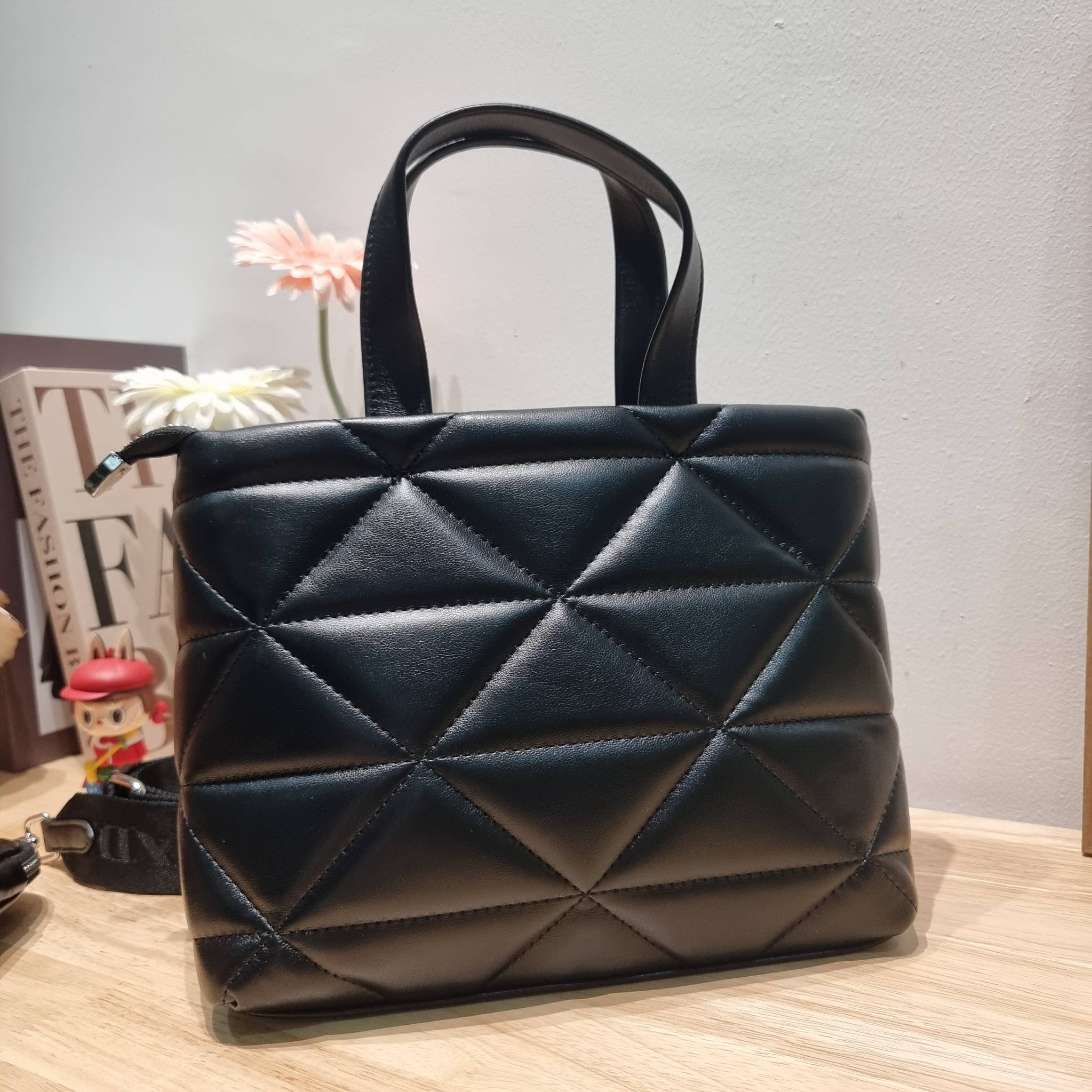 PRADA LEATHER PADDED BAG ใหม่ล่าสุด กับคอลเลคชั่นที่ทำออกมาตอบโจทย์ได้ทุกไลฟ์สไตล์ และเป็นยูนิเซ็กส์ กับกระเป๋าทรงโท้ท ขนาดกำลังดี