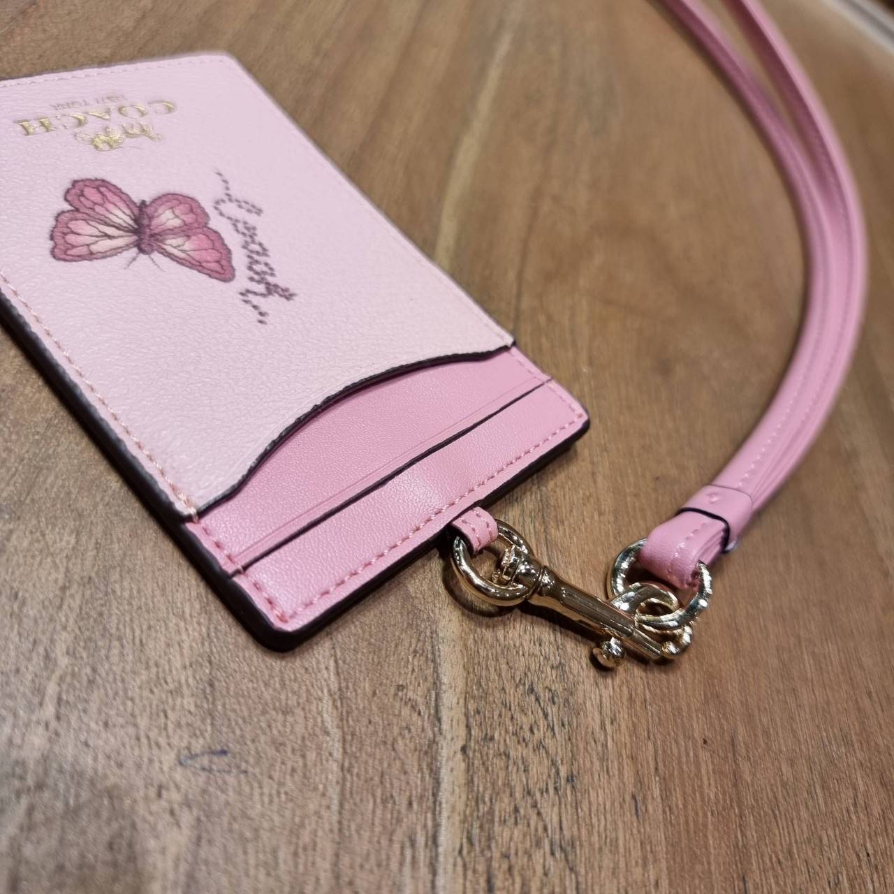 COACH C3305 ID LANYARD IN COLORBLOCK SIGNATURE CANVAS ง่ายๆแบบไม่ธรรมดา!! คลาสสิคแต่มีดีเทลโดดเด่น!! กระเป๋าถนอมบัตร พร้อมสายคล้องคอ ดีไซน์ลวดลายสวย ดูดีทุกแบบ ใช้งานง่าย พกพาสะดวก จะใส่บัตรพนักงาน บัตรเครดิต บัตรปชช. ใบขับขี่ และบัตรอื่นๆที่อยากจะใส่!! ต