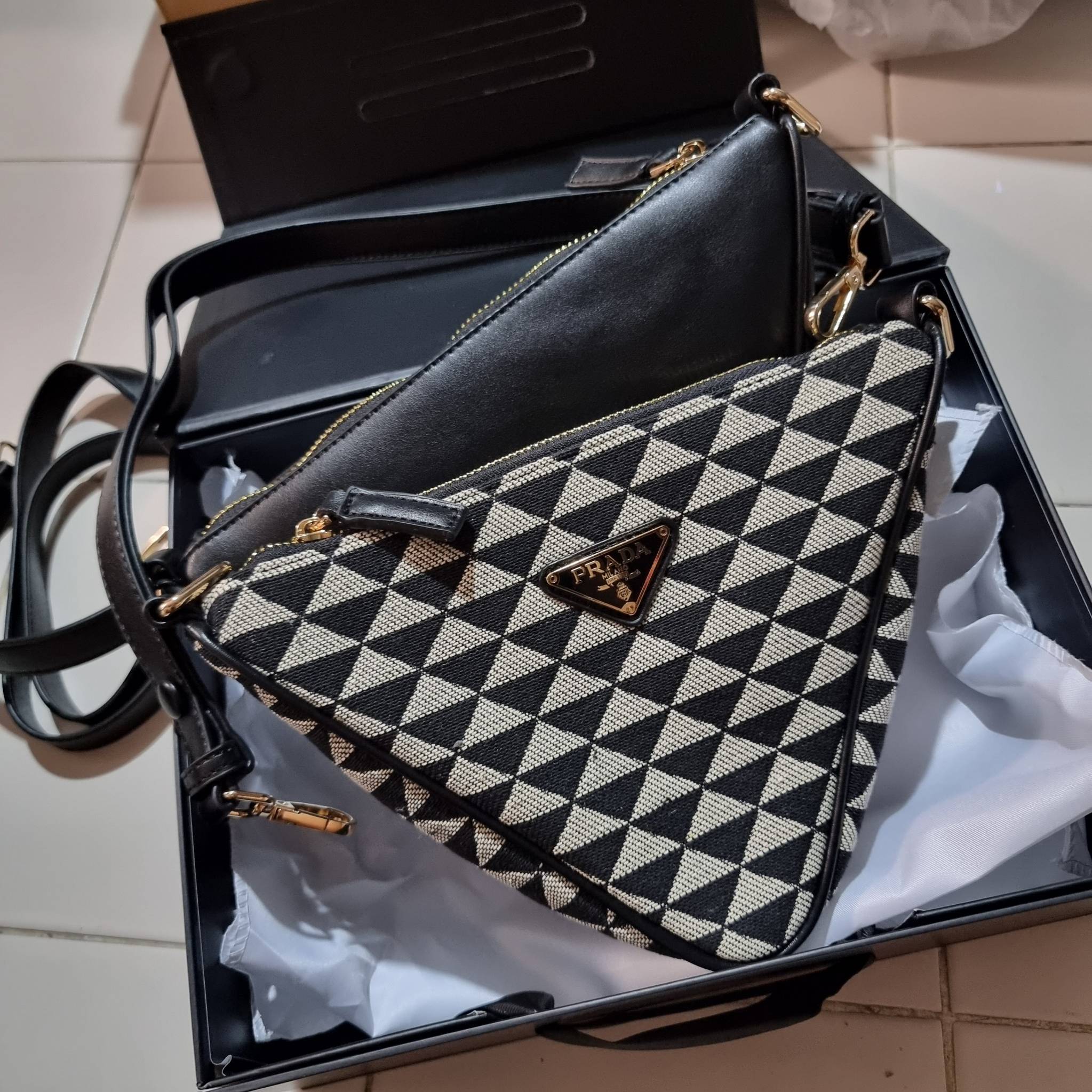 PRADA TRIANGLE BAG ล้ำกว่าใคร ใหม่กว่าใคร ไม่ต้องรอพรีฯ กระเป๋าสะพาย ดีไซน์ทรงสามเหลี่ยม ชิคๆคูลๆ ไม่มีใครเหมือน มีมาให้ถึง 2 ชิ้น วัสดุผ้า jacquard และหนังแท้ สวยคู่ สลับใช้ได้หลากหลายมากๆ เพราะยังมีสายสะพายมาให้อีกถึง 2 เส้น เกี่ยวคู่กันสะพายเท่ๆ หรือแย