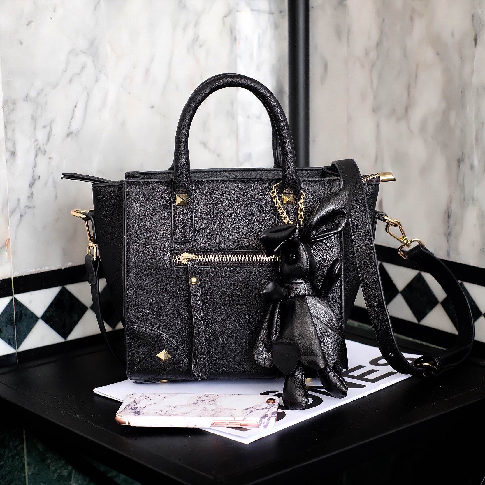 รุ่นใหม่ล่าสุดเลย ห้ามพลาดน๊า !! จากแบรนด์ KEEP รุ่น Teena mini handbag (( size นี้ ใส่กระเป๋าตังค์ยาว และโทรศัพท์ได้ทุกรุ่นคะ )) กระเป๋าสะพายข้าง ขนาดกะทัดรัด หนังเนื้อดี ลายหนังชัด ทนทานคะ น้ำหนักเบา ดีไซด์ ทันสมัย เข้าได้กับทุกชุด สายสะพายเป็นสายหนังปร