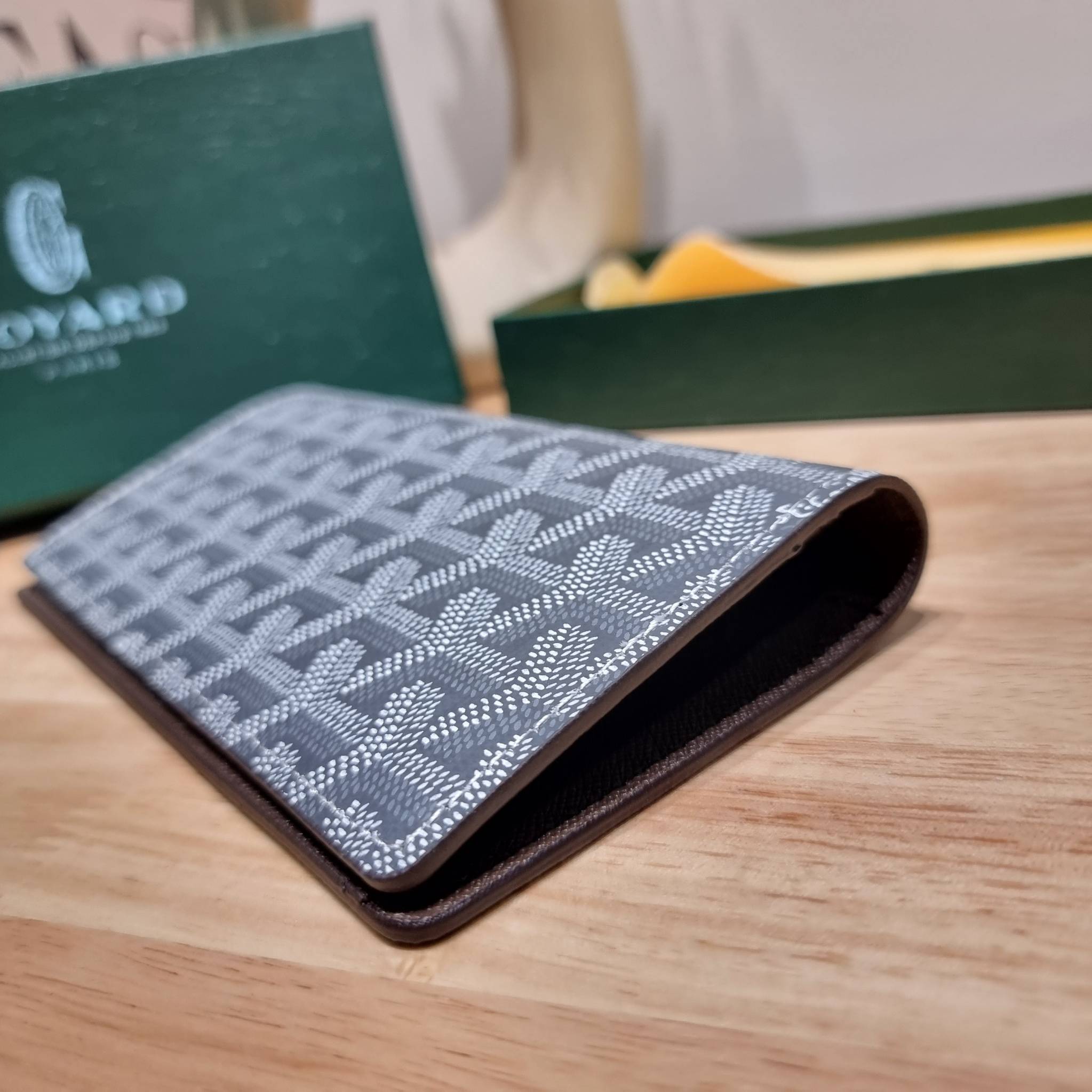 Goyard Bi Fold Long Wallet / GOYARD FLAP WALLET / Goyard Long Wallet กระเป๋าสตางค์ใบยาว รุ่น unisex ที่ใช้ได้ทั้งหนุ่มๆและสาวๆ ไอเท็มนี้ตอบโจทย์สำหรับคนที่ชอบเก็บบัตรเยอะๆ