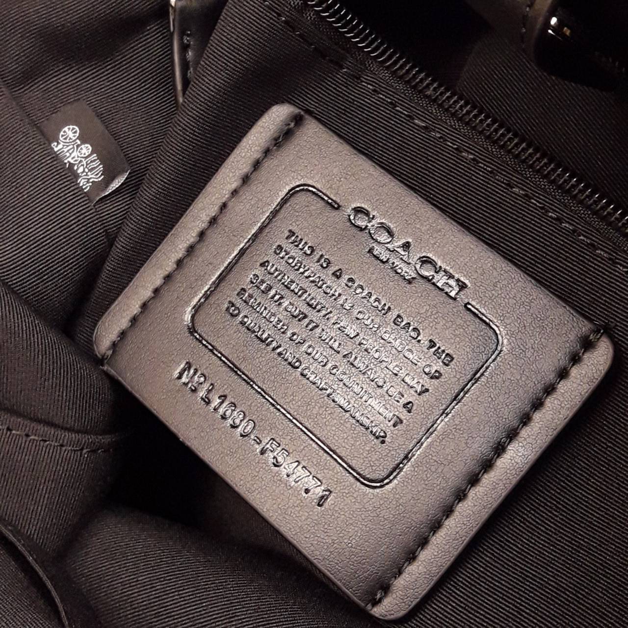 COACH CHARLES SMALL MESSENGER IN SIGNATURE (F54771)🌲ทั้งหล่อ ทั้งเท่มากๆขนาดนี้ ไม่ควรพลาด !! //สะพายข้างใบใหญ่ Unisex ใช้ได้ทั้งชายและหญิง // วัสดุแคนวาส ผสมหนังแท้อย่างดี อยู่ทรงสวย คุณภาพสุดๆ ฝาเปิดกระเป๋า ล็อคด้วยตัวล็อคแม่เหล็ก แน่นหนามากๆ ช่