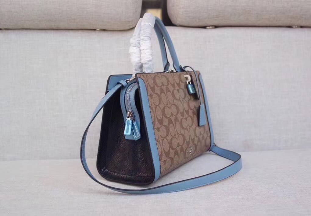 COACH ZOE CARRYALL IN SIGNATURE CANVAS เดอะเบสท์แห่งปี ต้องยกให้พี่คนสวยใบนี้เลย!! รุ่นที่สาวๆตามหา หายากอีกหนึ่ง กระเป๋าถือ/สะพายทรงสวย คลาสสิค ใบใหญ่จุคุ้ม มีดีเทลน่ารักๆที่แม่กุญแจ สามารถล็อคหัวซิปได้ กุญแจซ่อนในพวงหนังห้อยก็น่ารักไปอีก ภายในโล่งกว้าง 