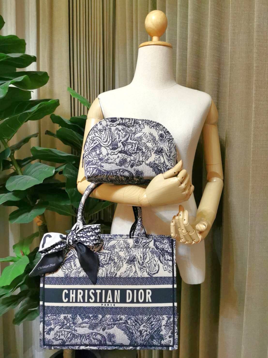 "ซื้อ1ได้ถึง2ใบ!" DIOR TOTEBAG WITH CLUTCH สวยหรูดูดี Setสุดคุ้มได้ทั้งกระเป๋า Dior Anagram Totebag + กระเป๋าคลัชเครื่องสำอาง + Dior Twilly สำหรับผูกกระเป๋าหรือผูกผมได้ ไอเท็มสุดฮิตสวยปังน่าใช้น่าสะสม มาพร้อมกล่องแบรนด์ จะซื้อใช้เองหรือมอบเป็นขอ