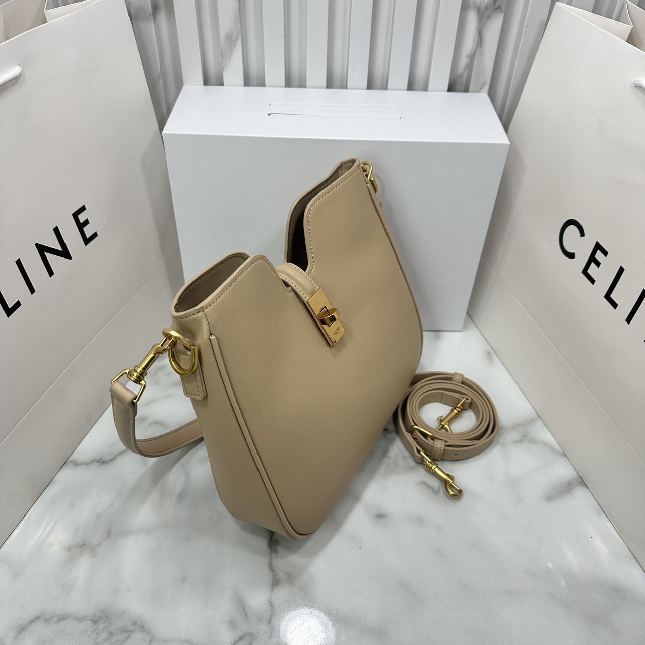 ORI หนังแท้ | CELINE SMALL CAMILLE 16 SOFT BAG IN SMOOTH LEATHER กระเป๋าสะพายรุ่นใหม่ล่าสุดของไลน์ 16 soft รูปทรงแบบโฮโบที่มาพร้อมดีไซน์ที่ใช้งานได้จริง หรูหราและโดดเด่น ฝาพับหนังกับตัวปิดแบบ Turnlock สีทองรูปทรงคล้ายอัญมณี