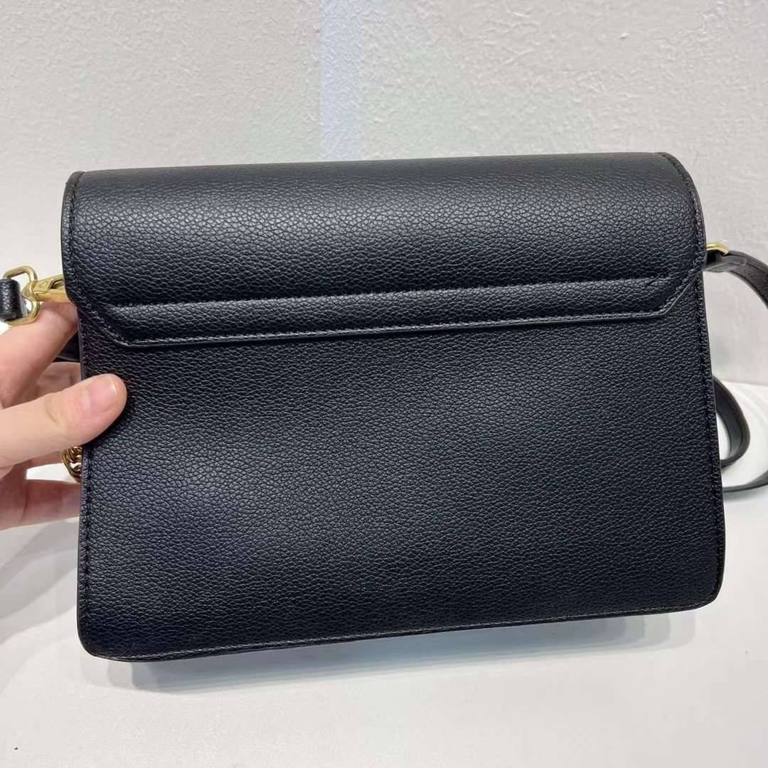 Givenchy GV3 Small Leather 25cm รุ่นยอดนิยม กระเป๋าสะพายหนัง เปิดหน้า อะไหล่ทอง งานสวยเป๊ะอะไหล่ปั้มทุกจุดสวยหรู ดูเป็นคนมีเทสดีเลยค่าา ดีไซน์คือสวยมีคลาส มีระดับสุดๆ พร้อมสายโซ่อะไหล่ทอง ละมุนตามากค่าา