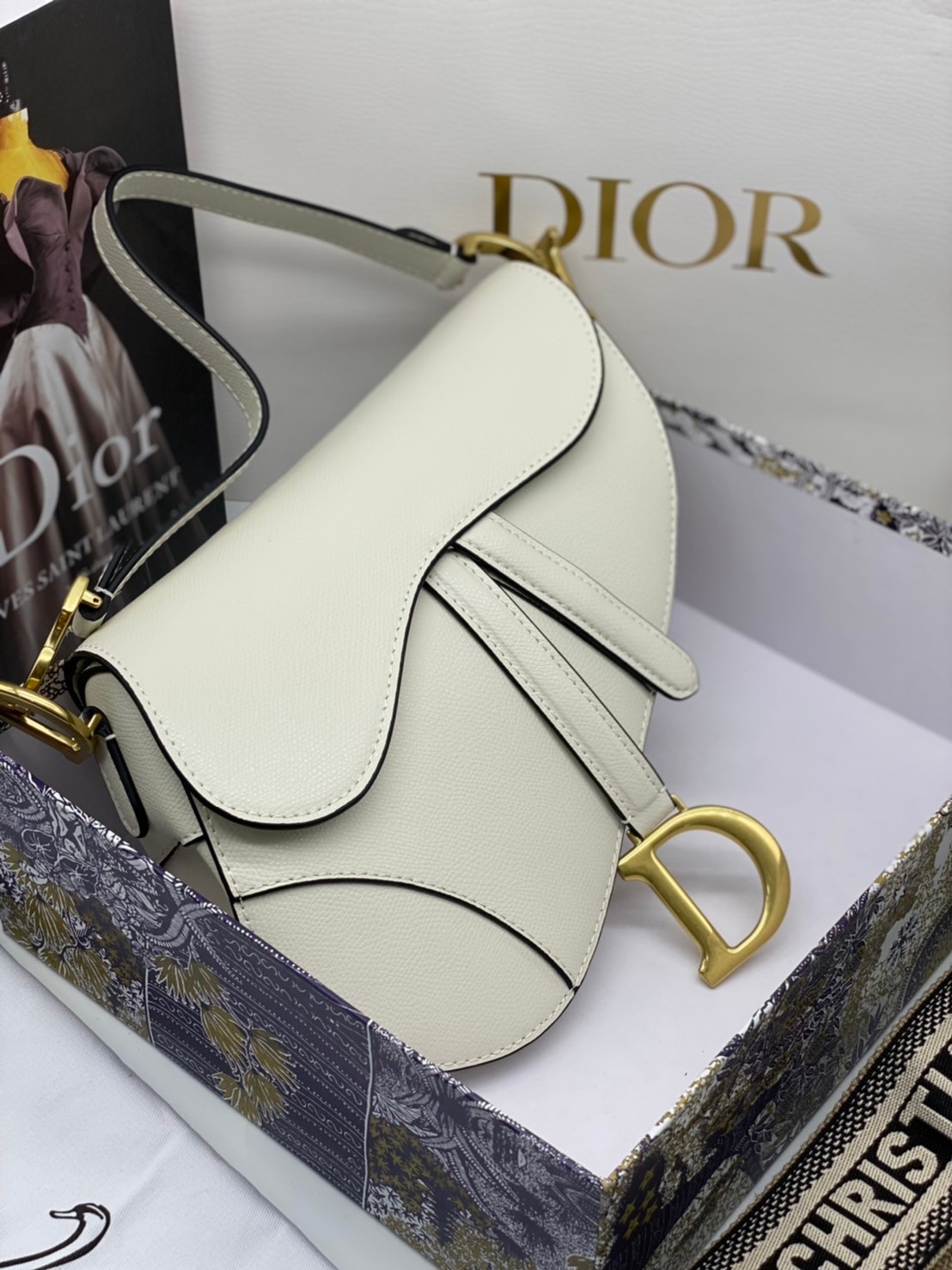 หนังแท้ DIOR SADDLE BAG with strap กระเป๋ารุ่นยอดนิยมตามแบบฉบับแบรนด์ งานออริหนังแท้ทั้งใบ ใช้งานได้ 2 แบบ สะพายยาว CROSSBODY และสายสั้นถือได้เก๋ๆ ลุคนี้คูลสุดๆ เลยค่าา ภาพถ่ายจากสินค้าจริง! สวยมาก พร้อมส่งที่ไทยราคาสุดคุ้ม สาวๆ ห้ามพลาดค่ะ!