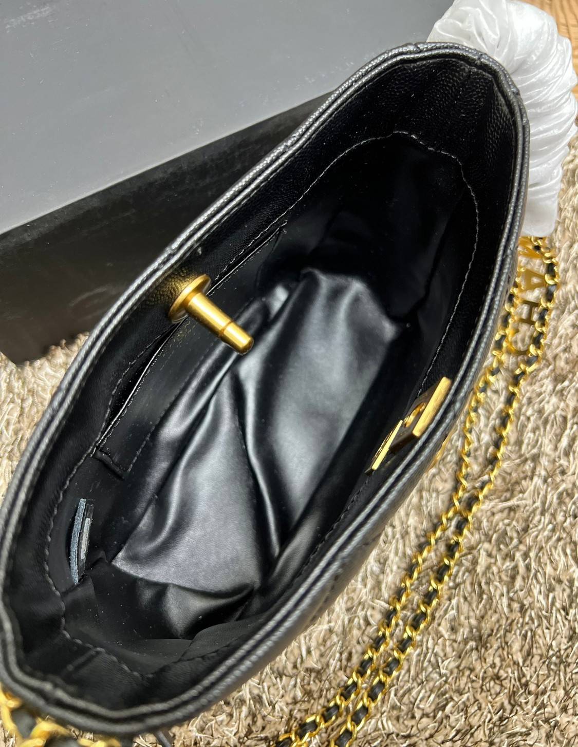 CHANEL กระเป๋าหิ้วหรือสะพายไหล่ หนังแท้ลสบคาเวียร์สวยงามมากๆ 🌟โดดเด่นด้วยสายของกระเป๋ามีโลโก้แบรนด์ประดับ หรูมากๆค่ะ เปิด-ปิดกระเป๋าแบบหมุนล็อค ภายในใส่กระเป๋าเงินใบกลาง;มือถือได้ทุกรุ่น;ของจำเป็นจุกจิกอื่นๆได้หลายอย่าง มีช่องเล็กให้ใส่ของจุกจิกนะ