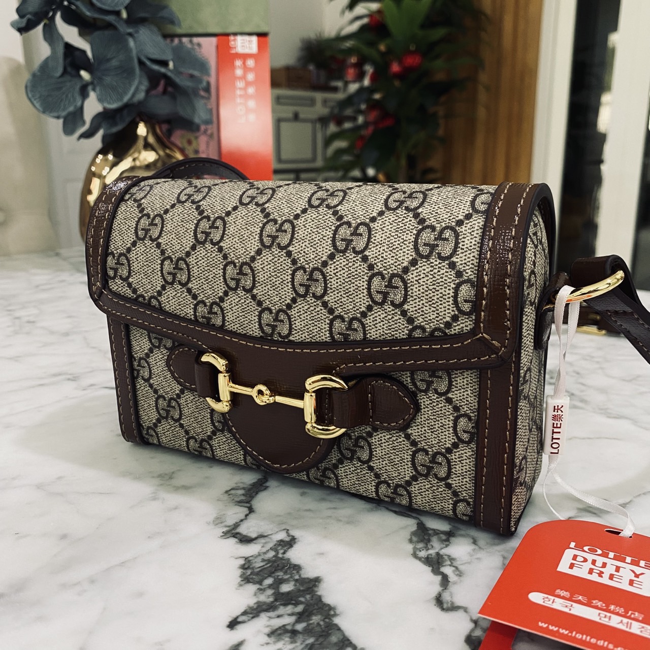 GUCCI Horsebit 1955 Mini Bag กระเป๋าสะพายทรงกล่องสวยอยู่ทรง ใส่โทรศัพท์หรือของใช้เล็กน้อยได้อย่างคล่องตัว แฝงความหรูราคาดีงามจัดมาให้พร้อม box set เป็นใบที่จะหยิบใช้ได้บ่อยๆ ด้วยขนาดกำลังดีใบนี้เอาอยู่เลยค่ะ