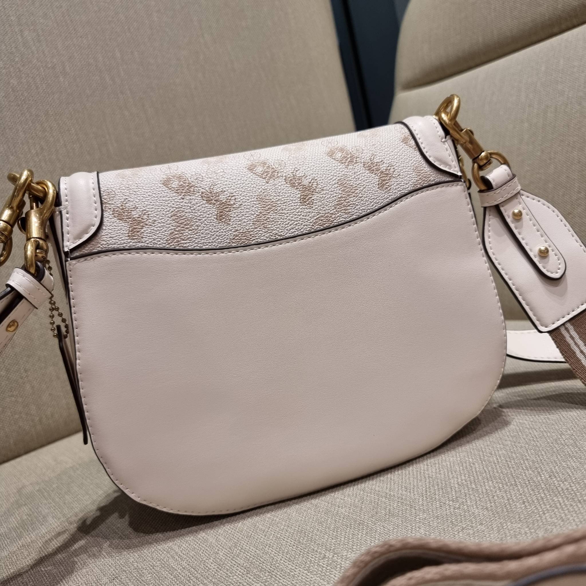 COACH C3837 BEAT SADDLE BAG WITH HORSE AND CARRIAGE PRINT The best item! ที่สาวๆรอคอย! ฮอตไฟลุก! สีหายาก ละมุนคุณหนู คอลเลคชั่นใหม่ ดีไซน์หรูหรา พิเศษมากๆมาพร้อมสายสะพาย 2 เส้น ใช้คู่กันหรือแยกสะพายก็สวยครบสูตร กระเป๋าสะพายทรง saddle คลาสสิค เปิด-ปิดด้วยก