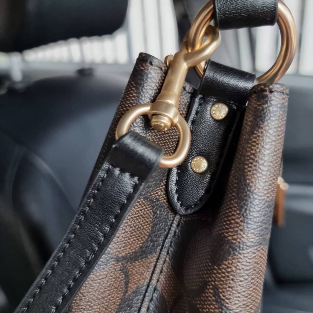 COACH 2312 SMALL TOWN BUCKET BAG IN SIGNATURE CANVAS รุ่นยอดนิยมใบเล็กมาครบสีแล้วจ้า กระเป๋าทรงบัคเก็ต สีผู้ดี๊ผู้ดี ตัวกระเป๋าดีไซน์คลาสสิคลายซี ดูโดดเด่น วัสดุหนังแคนวาสเคลือบลาย สวยคมทุกมุมจริงๆ!! เปิด-ปิดด้วยกระดุมแม่เหล็กทั้ง 2 ฝั่ง ภายในเป็นช่องโล่ง