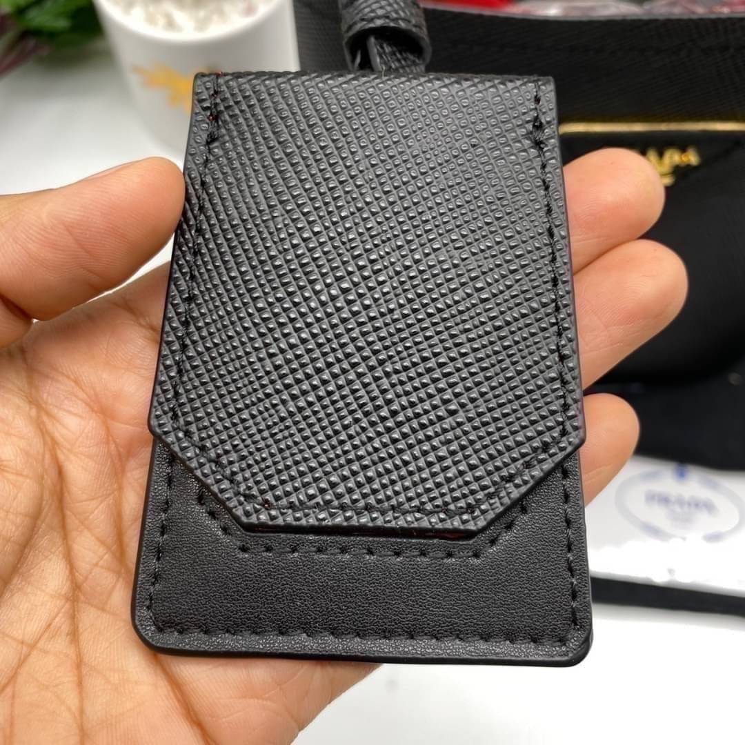 Prada Panier Saffiano Leather Bag / PRADA Saffiano Bucket Bag กระเป๋าสะพายทรง bucket ไซส์น่ารักน่าใช้ ภายในโล่งกว้าง ใส่ของสำคัญได้เลย รีบจับจองกันน้า ราคาสุดคุ้มแบบนี้ ตำเลย!