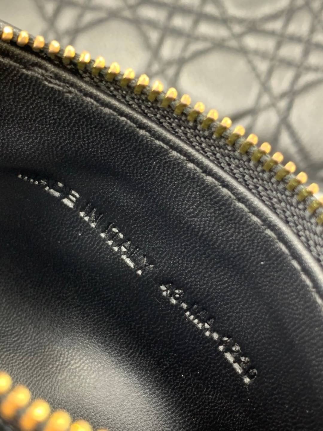 VIP 】CHRISTIAN DIOR PHONE BAG 2 in 1 DOUBLE BAG กระเป๋าเซ็ท 2 ใบ มีสายสะพายข้าง ถอดออกใช้งานได้ ถือว่าคุ้มมากๆเลยค่ะ สามารถใช้งานแยกกันได้ ใส่สายสะพายหรือ ถือได้ วัสดุหนังแท้ สวยงามนุ่มฟู น่ารักมากๆ เลยน้าาา