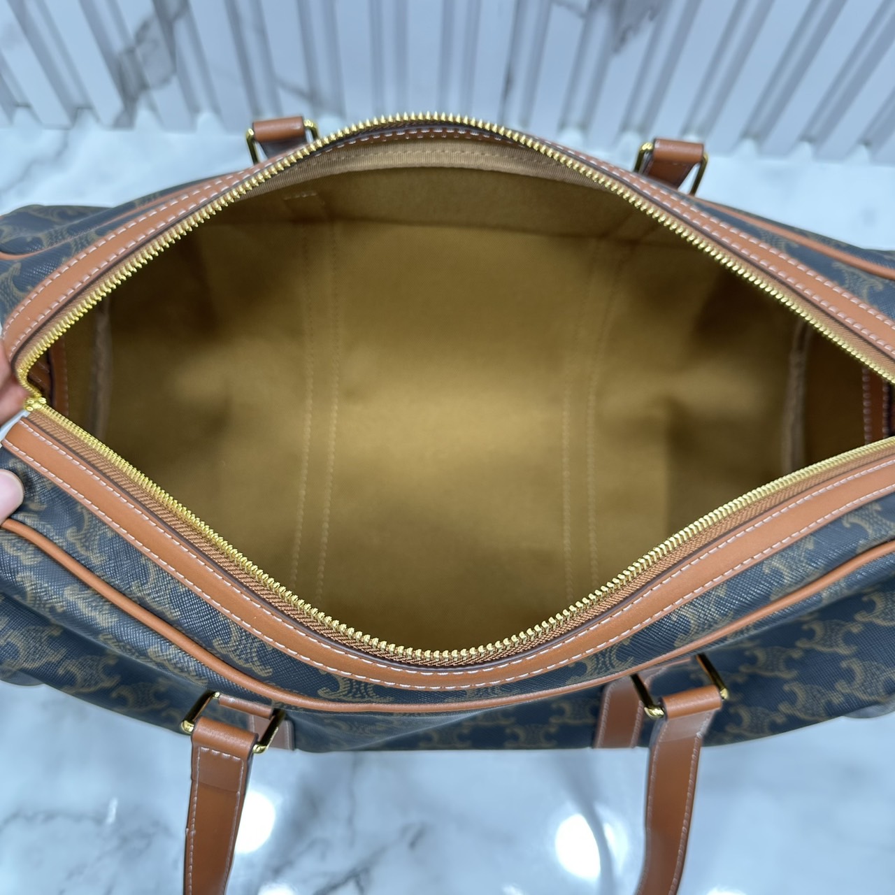 ORI หนังแท้ | CELINE GYM bag in Triomphe สายออกกำลังกายแบบติดแกรมต้องไม่พลาดใบนี้ค่ะ กับกระเป๋าทรง keepall มาในรูปทรงใหม่สปอร์ตเท่คูล ใบใหญ่ทรงเรียวไม่เทอะทะ เหมาะสำหรับใส่ของไป Gym หรือ Short Vocation ก็เหมาะมากๆ