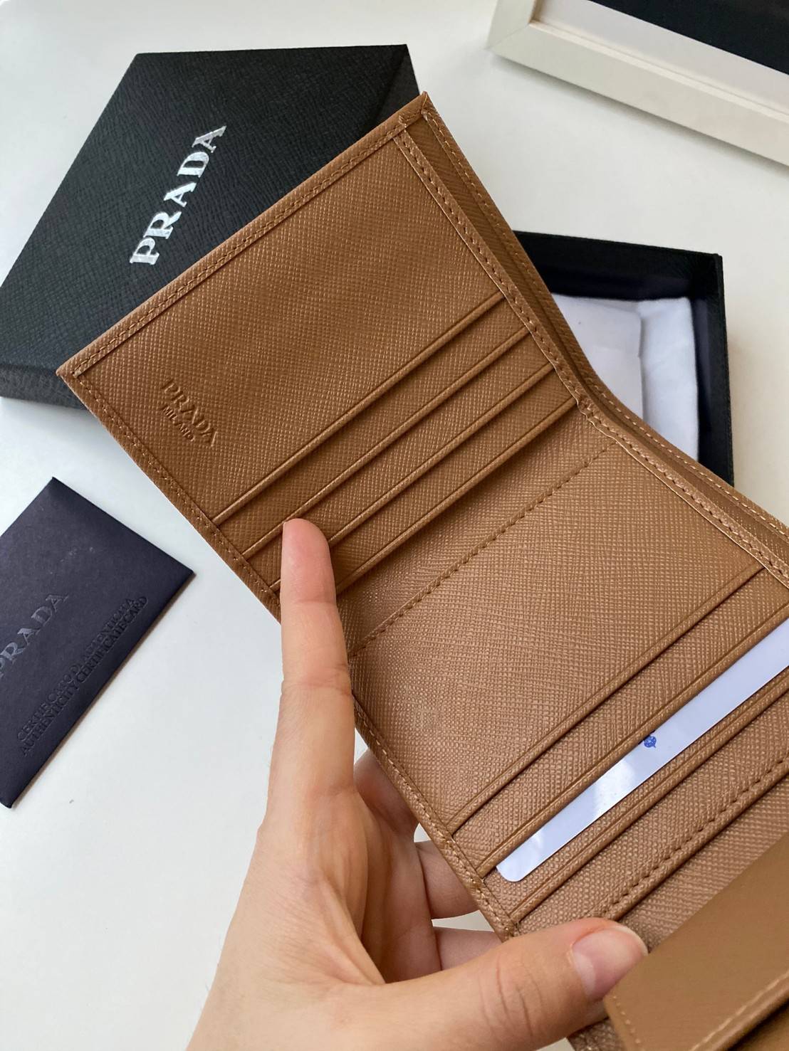 VIP หนังแท้ 】3พับ PRADA Saffiano Metal Tri-Fold Wallet Orchidea