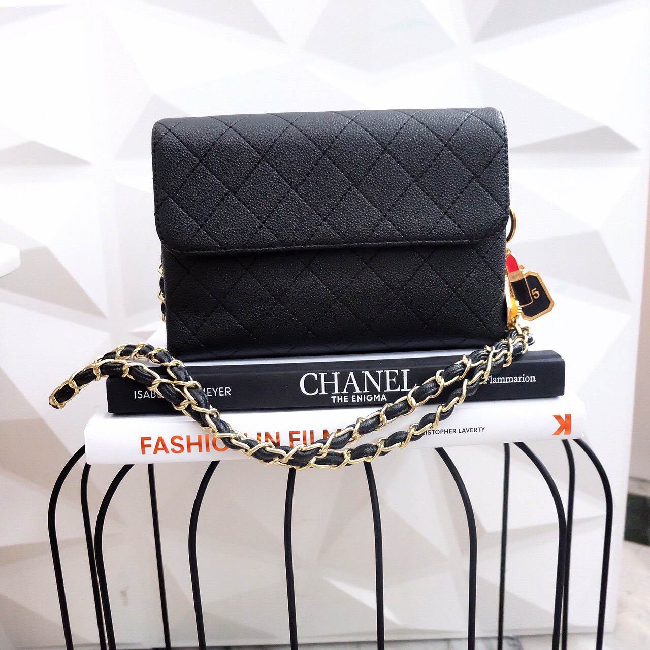 ครตามหากระเป๋าใบเล็กแนะนำ ใบนี้เลยค่าจากแบรนด์ KEEP จะแต่งตัวสไตล์ไหนก้อเอาอยู่ • รายละเอียดกระเป๋า > กระเป๋า หนังลาย คาเวียร์ ดูแลรักษาง่าย ทนทาน > ตัดกับอะไหล่ทอง อย่างดี > ลายกระเป๋าคลาสสิค ใช้ได้ไม่มี Out > มี พวงกุญแจรุ่นพิเศษจากแบรนด์ตกแ