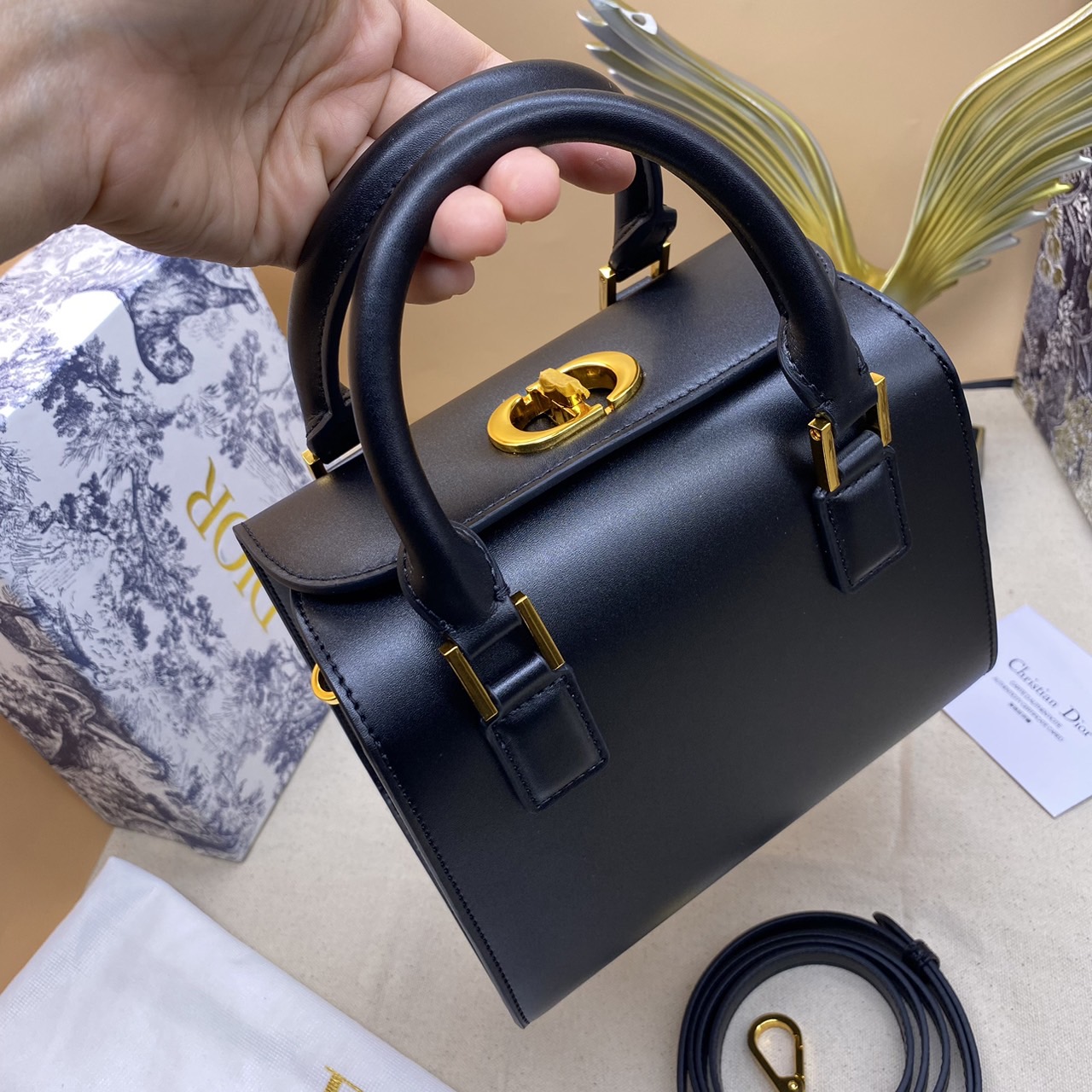 DIOR SMALL BOSTON BAG Black Box Calfskin / DIOR Box Bag พร้อมส่ง กระเป๋าสะพายทรงกล่อง New for Winter 2023 คอลผู้ดี สวยหรู ตอบโจทย์และแมทช์ได้กับทุกลุคทุกสไตล์