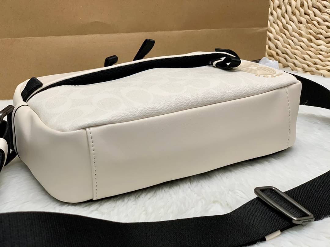 COACH EDGE CROSSBODY IN SIGNATURE CANVAS กระเป๋าสะพายครอสบอดี้ร์ วัสดุหนังแท้ หนังนิ่มอย่างดีค่ะ ด้านหน้ามีช่องซิปซ่อนให้หนึ่งช่อง เปิดปิดช่องหลักแบบซิปคู่ภายในกว้าง ใส่ของได้จุเลยนะคะ มีช่องซิปและช่องเล็กให้อีก2ช่อง;ด้านหลังกระเป๋าเป็นช่องโล่งใส่ของอีกช่