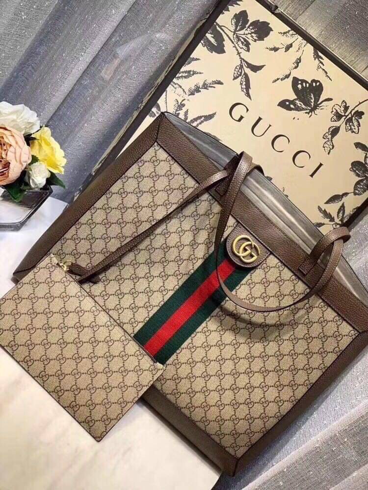 VIP GIFTbag 】GUCCI Ophidia Gg Supreme Tote Bag กระเป๋าถือสะพายไหล่ทรง shopping ขนาดจุคุ้มสุดๆ!! วัสดุหนังแท้ ดีไซน์คลาสสิค อยู่ทรงสวย เรียบหรู มาพร้อมใบเล็กน่ารัก ายในเป็นช่องโล่งกว้างมาก ใส่เสื้อผ้าไปต่างจังหวัดได้ 1-2 วัน หรือจะสะพายไปต่างประเทศก็เก๋ๆ ใ